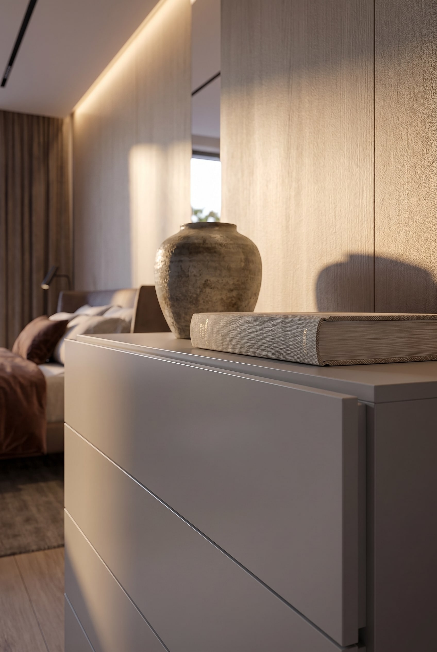 Puristische Novamobili ladekast in de slaapkamer met designvaas op het aflegvlak