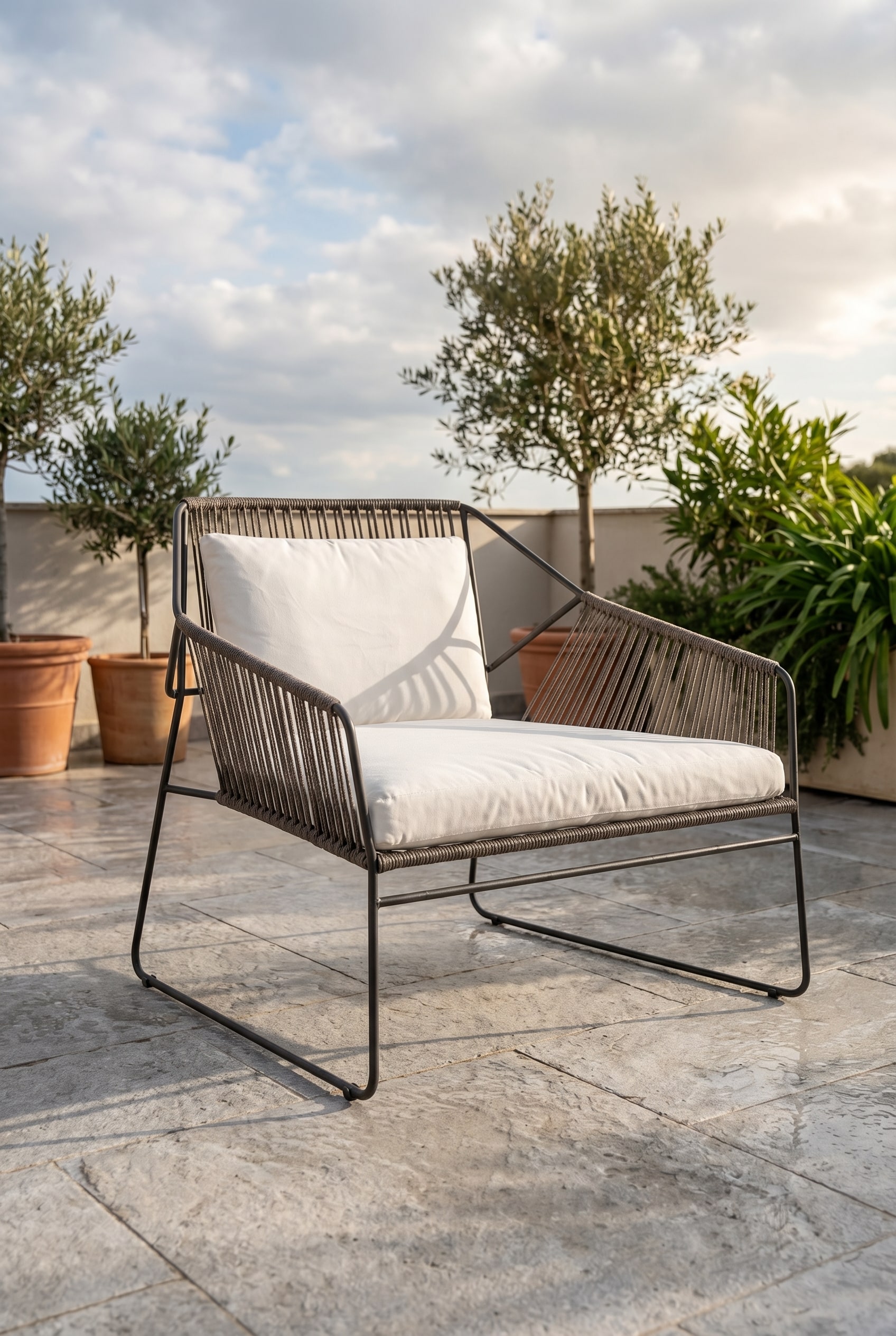 Eleganter Outdoor-Sessel mit Edelstahlrahmen und feiner Schnur-Flechtung