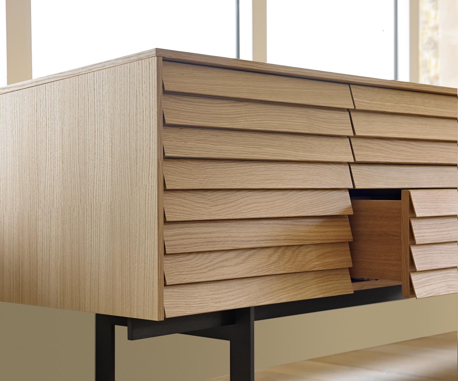 Punt Sussex Designer Sideboard Eiche Lamellen Front mit ausgezogener Schublade Punt Sussex Designer Sideboard Eiche Lamellen Front mit ausgezogener Schublade