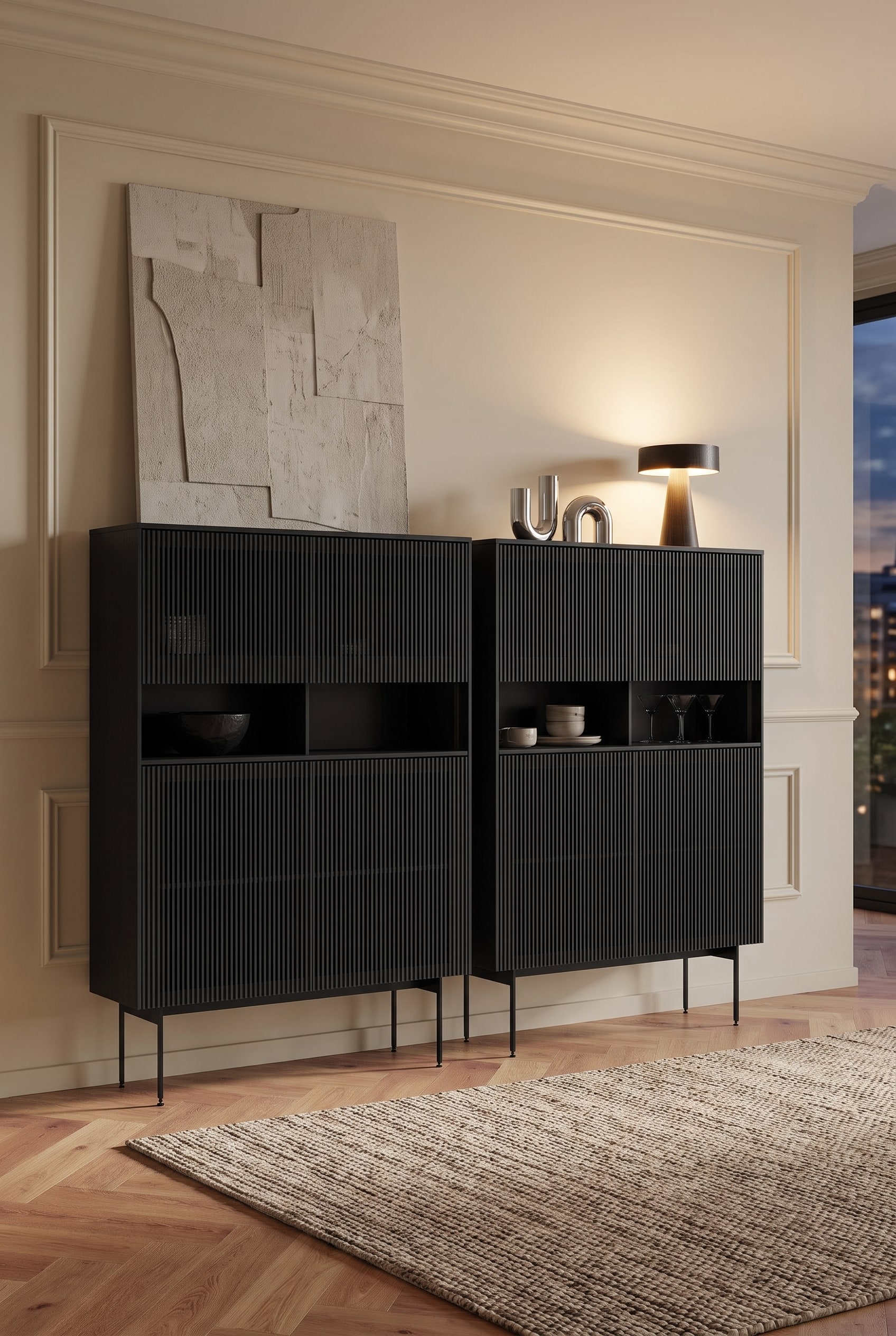 Dunkles Highboard aus massiver Eiche in einem modern eingerichteten Wohnzimmer mit raumhohen Vorhängen und sanfter Beleuchtung.