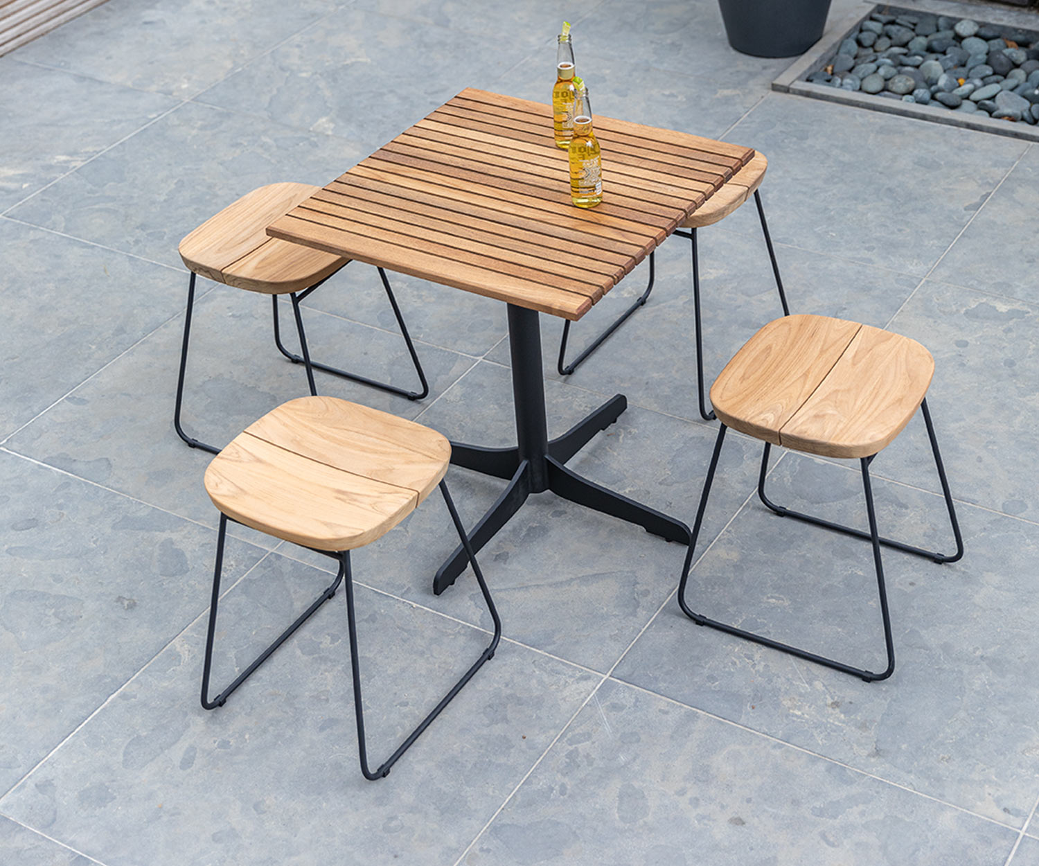 Wetterfester Oasiq Bryggen Design Barstuhl mit Gartentisch auf Balkon