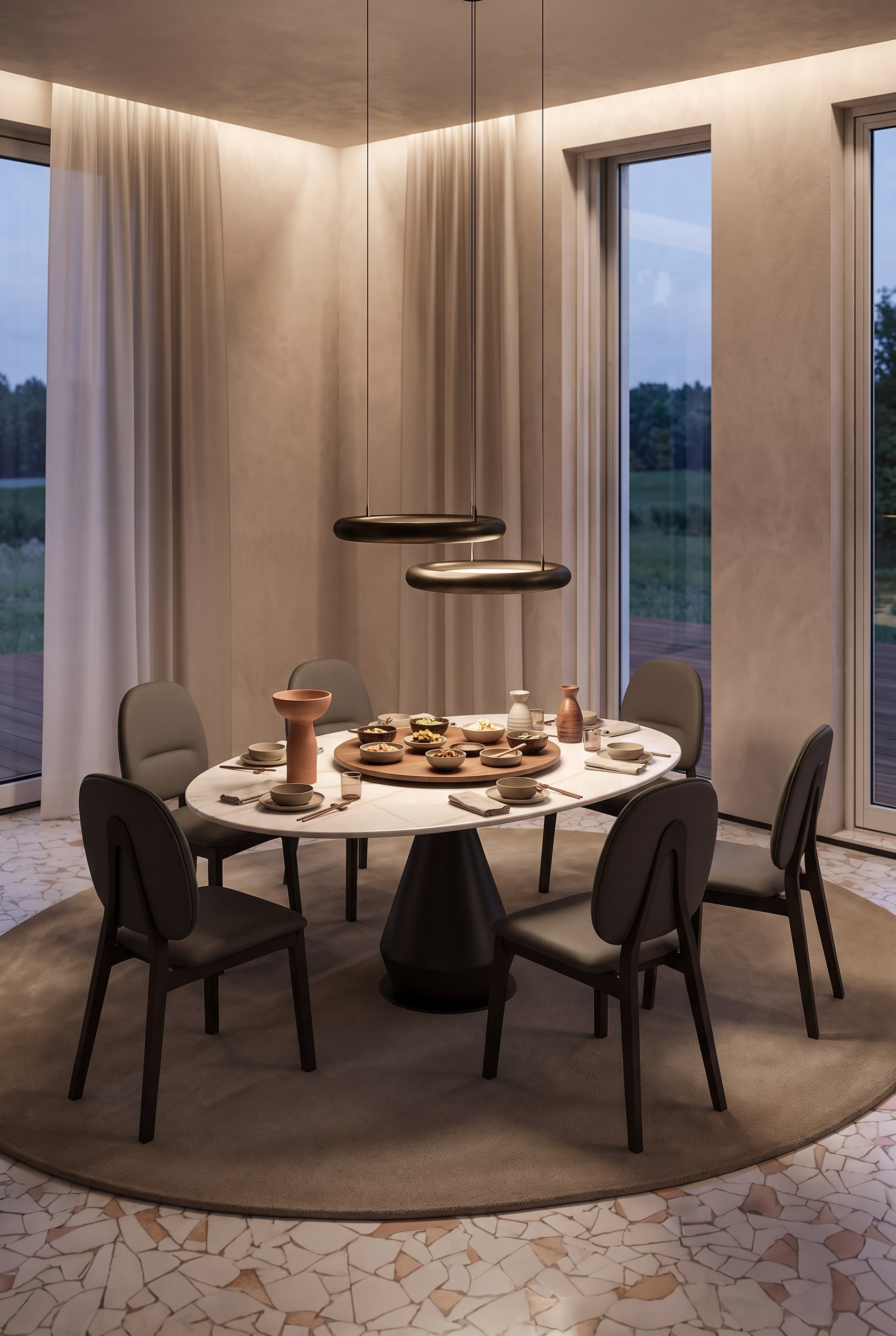 Accogliente sala da pranzo in tonalità calde con un tavolo rotondo su base conica e quattro sedie imbottite rotonde