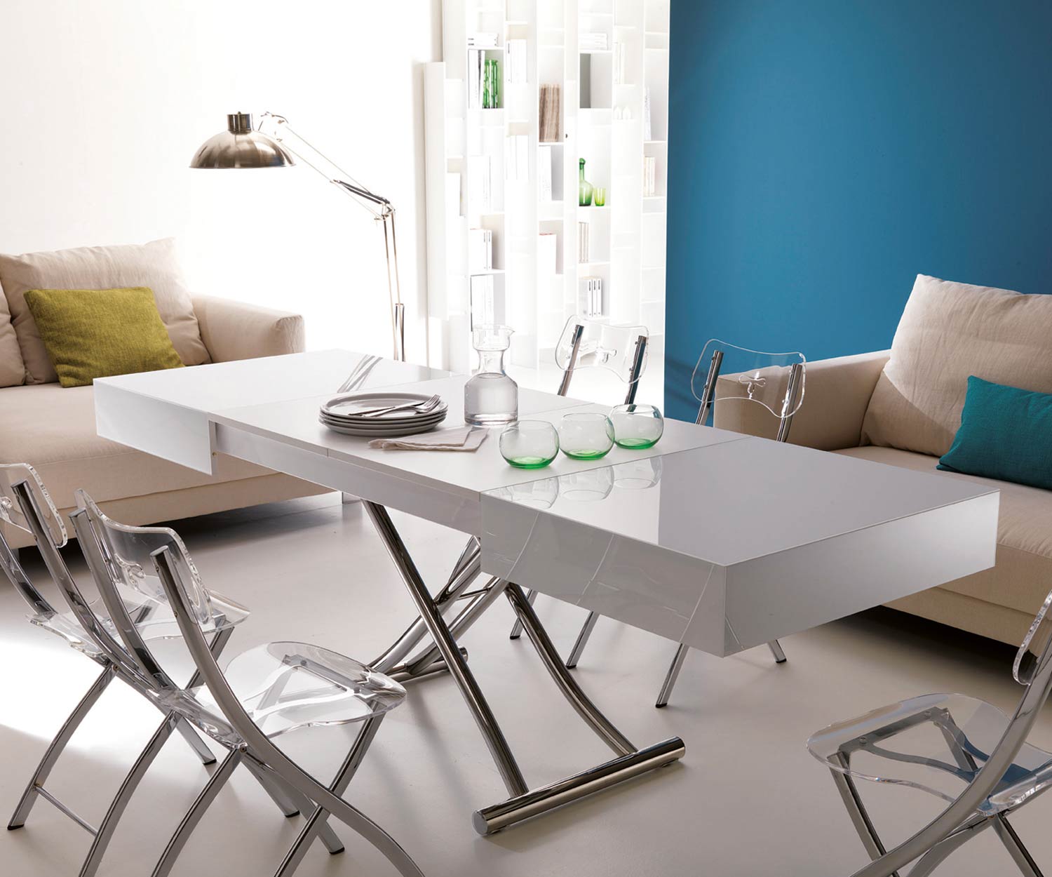 Weißer Glas Designer Couchtisch von Ozzio mit Sofa und Sessel in Wohnzimmer