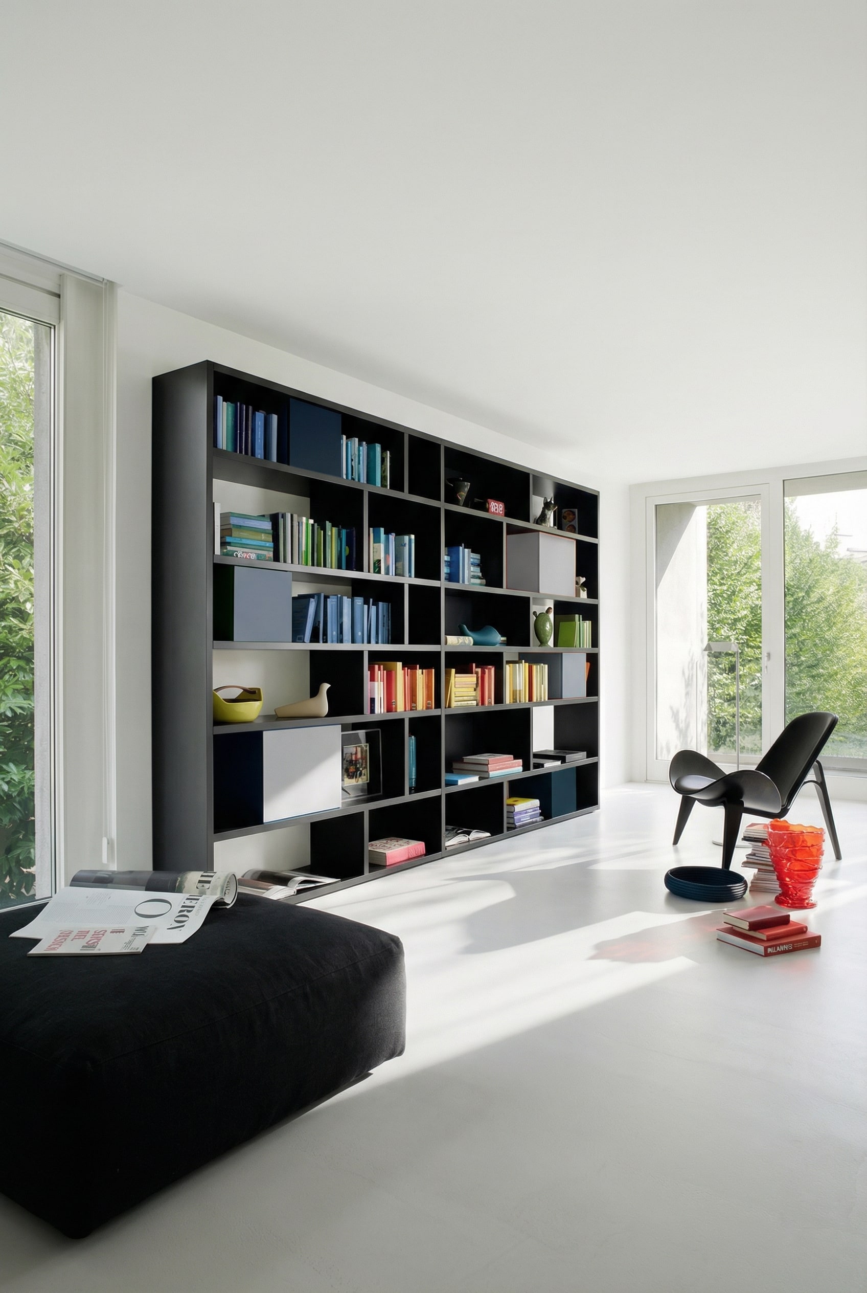 Bibliothèque Livitalia C85 noire comme fort contraste de couleur devant un mur de salon clair. Bibliothèque Livitalia C85 noire comme fort contraste de couleur devant un mur de salon clair.