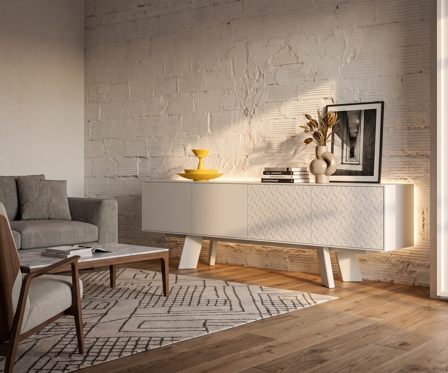 al2 Sideboard Alhambra 003 im Wohnzimmer. Weißes Design-Sideboard mit geprägter Front vor rustikaler Wand.
