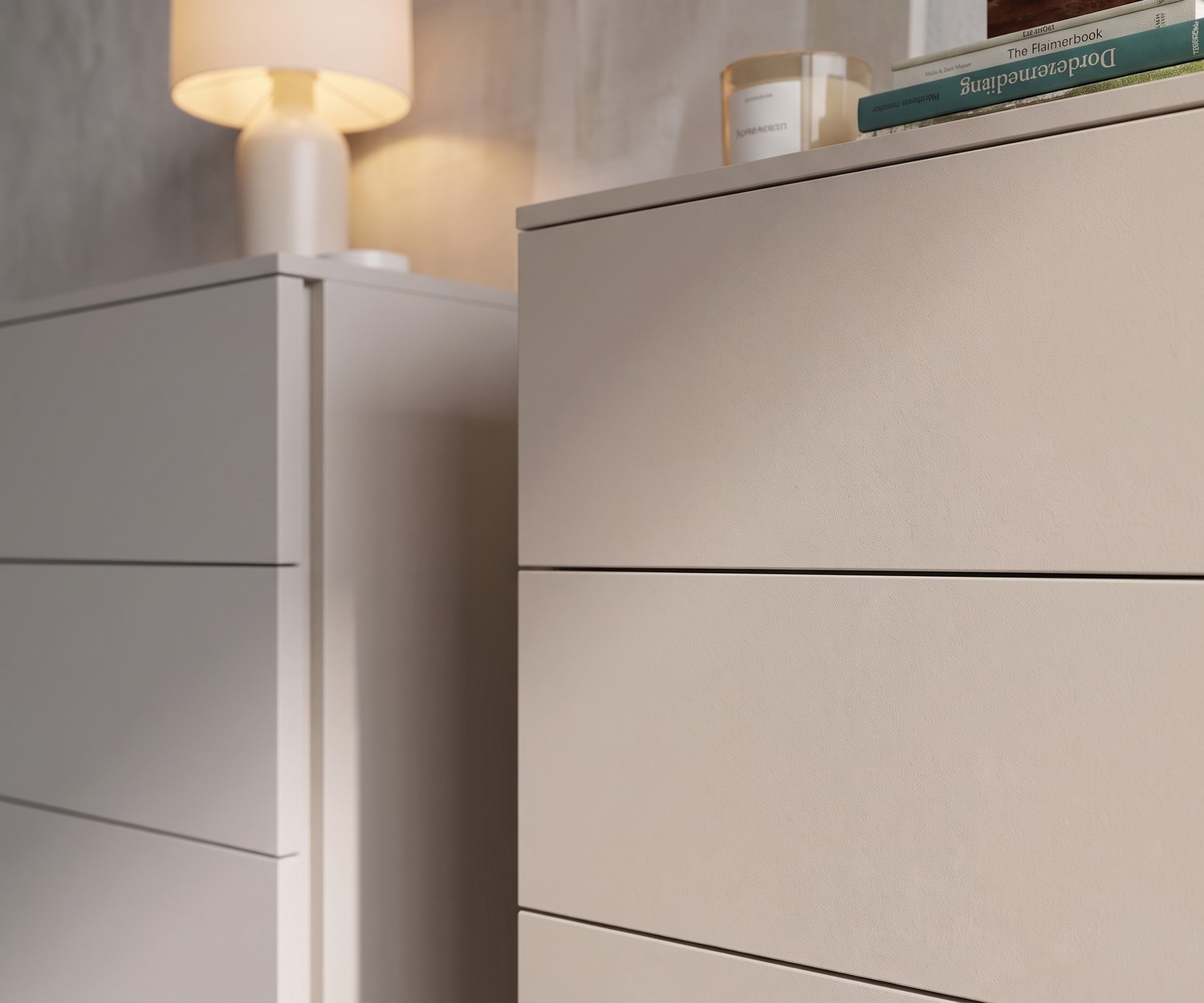 Livitalia Atena Hochkommode in Beige Atena Hochkommode von Livitalia für das Schlafzimmer mit strukturierter beiger Oberfläche, modern und elegant.