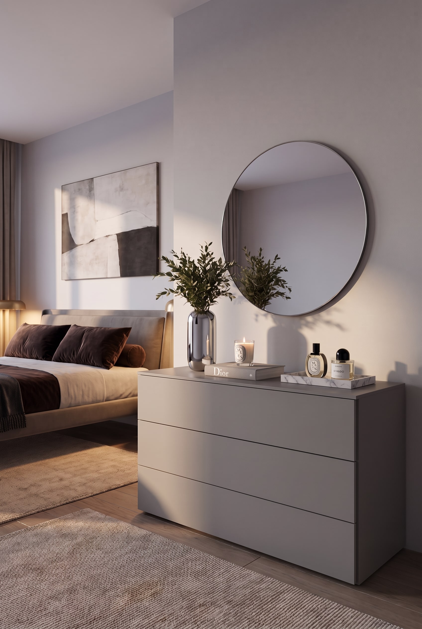 Frontalansicht einer matten Design-Kommode im Schlafzimmer mit dar&uuml;berh&auml;ngendem Rundspiegel und warmem Licht.