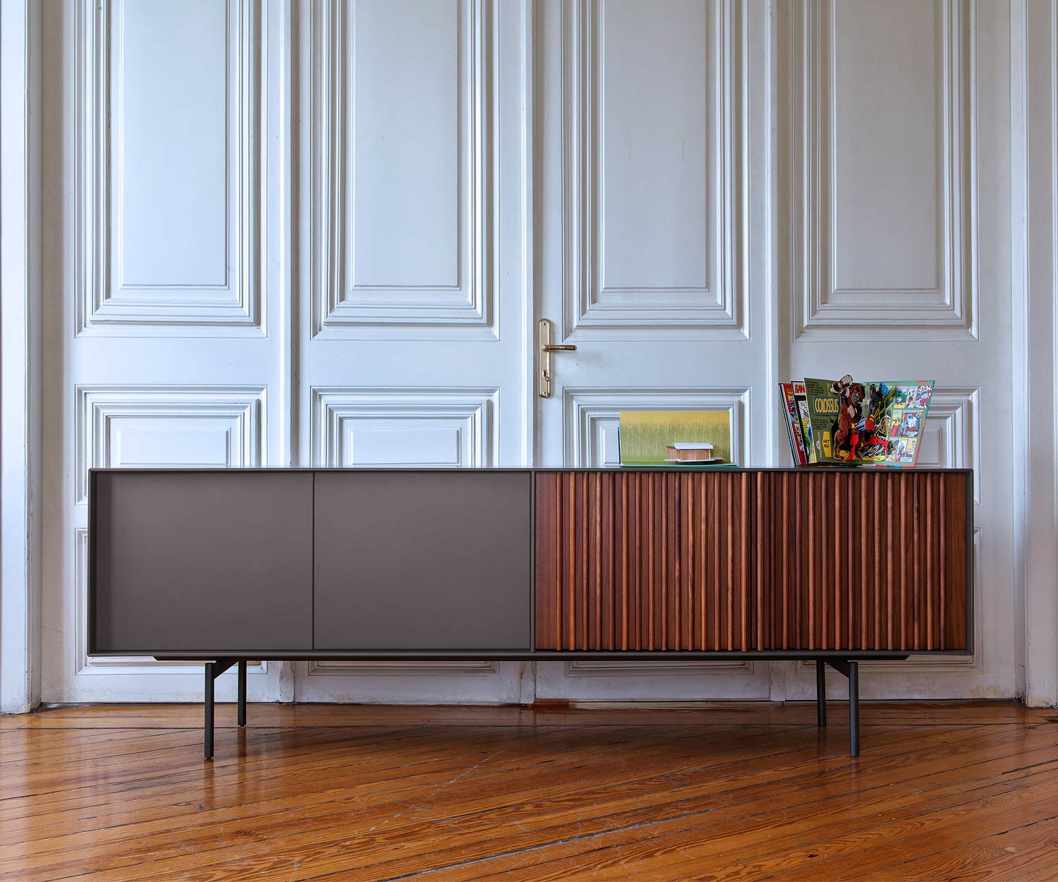 Design Sideboard Walnuss Dunkelgrau Matt lackiert Türen mit Push Pull Technik