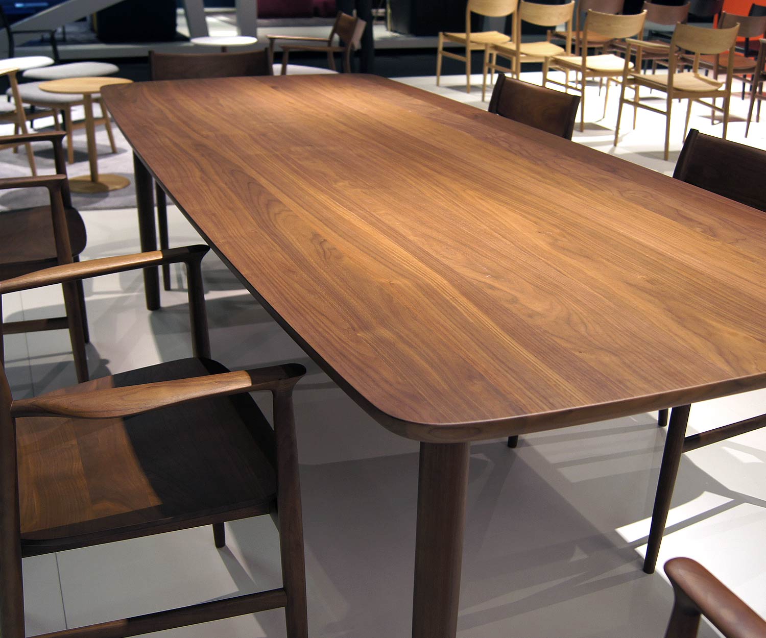 Conde House Kamuy Designer Tisch Tischplatte in Nussbaum Furnier