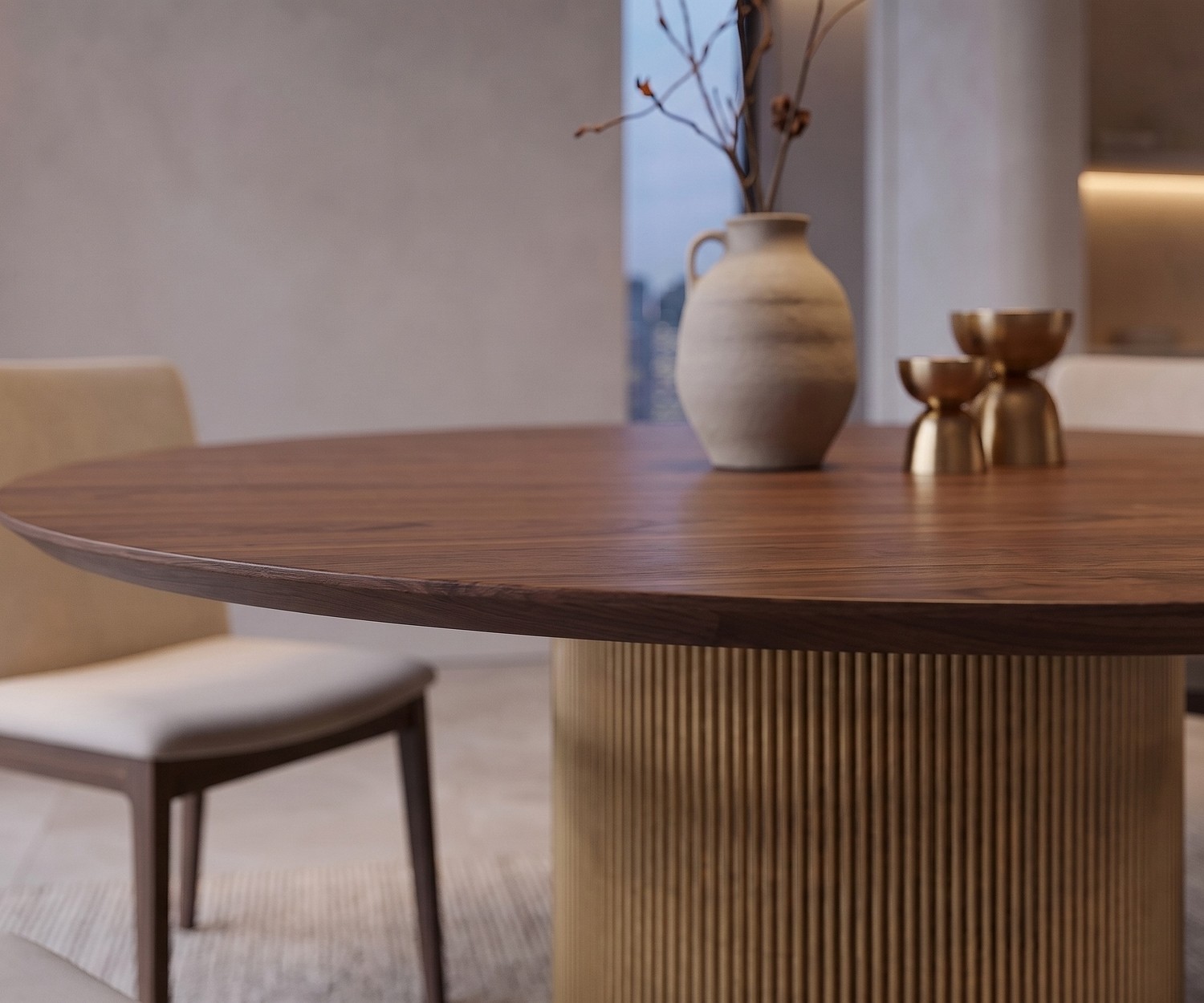 al2 dakry br 001 Esstisch rund für das Esszimmer aus edlem Holz mit markantem, goldfarbenem Rillendesign-Mittelfuß.
