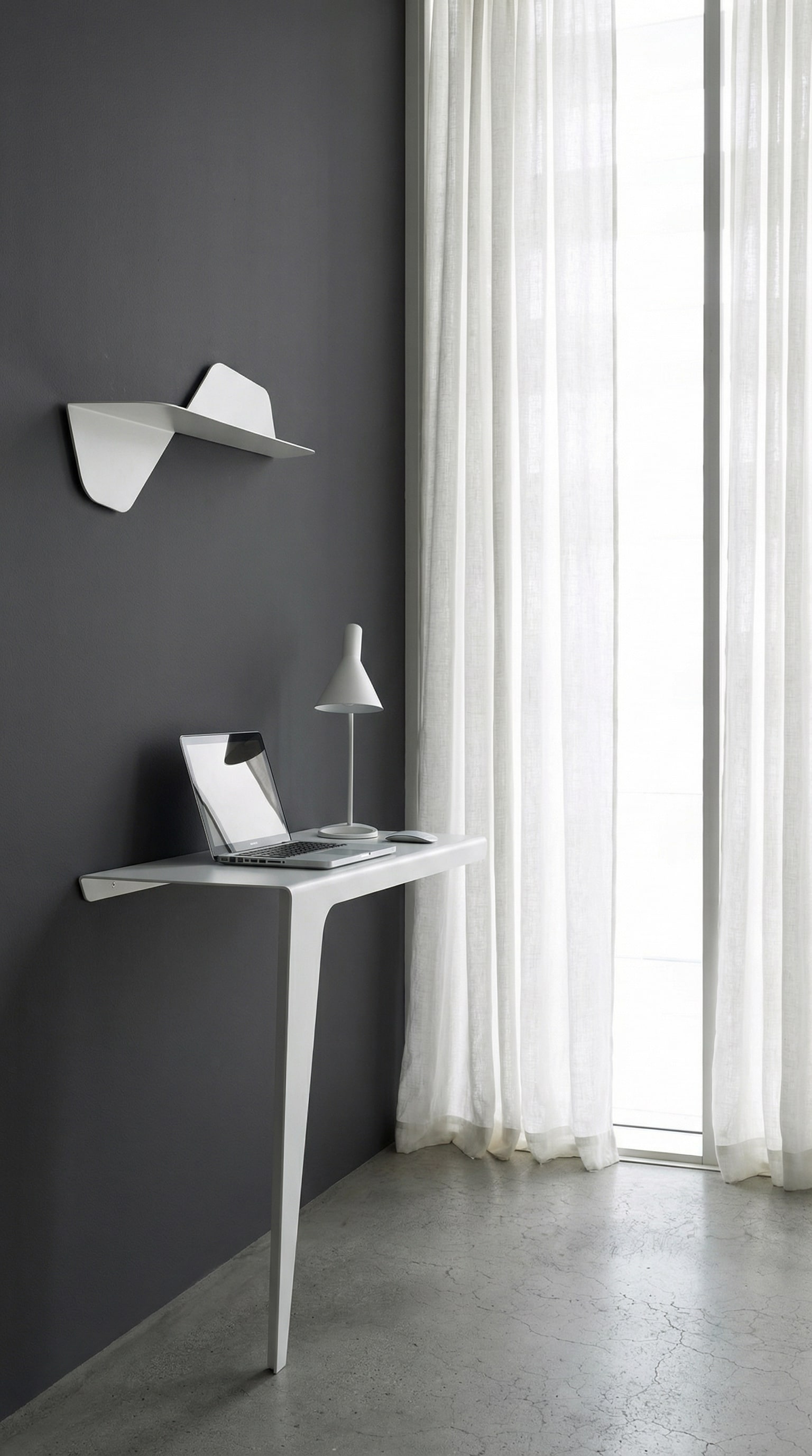 Die extrem reduzierte, minimalistische MEME Design Konsole Lama in einem puristisch eingerichteten Raum mit bodentiefen Fenstern.