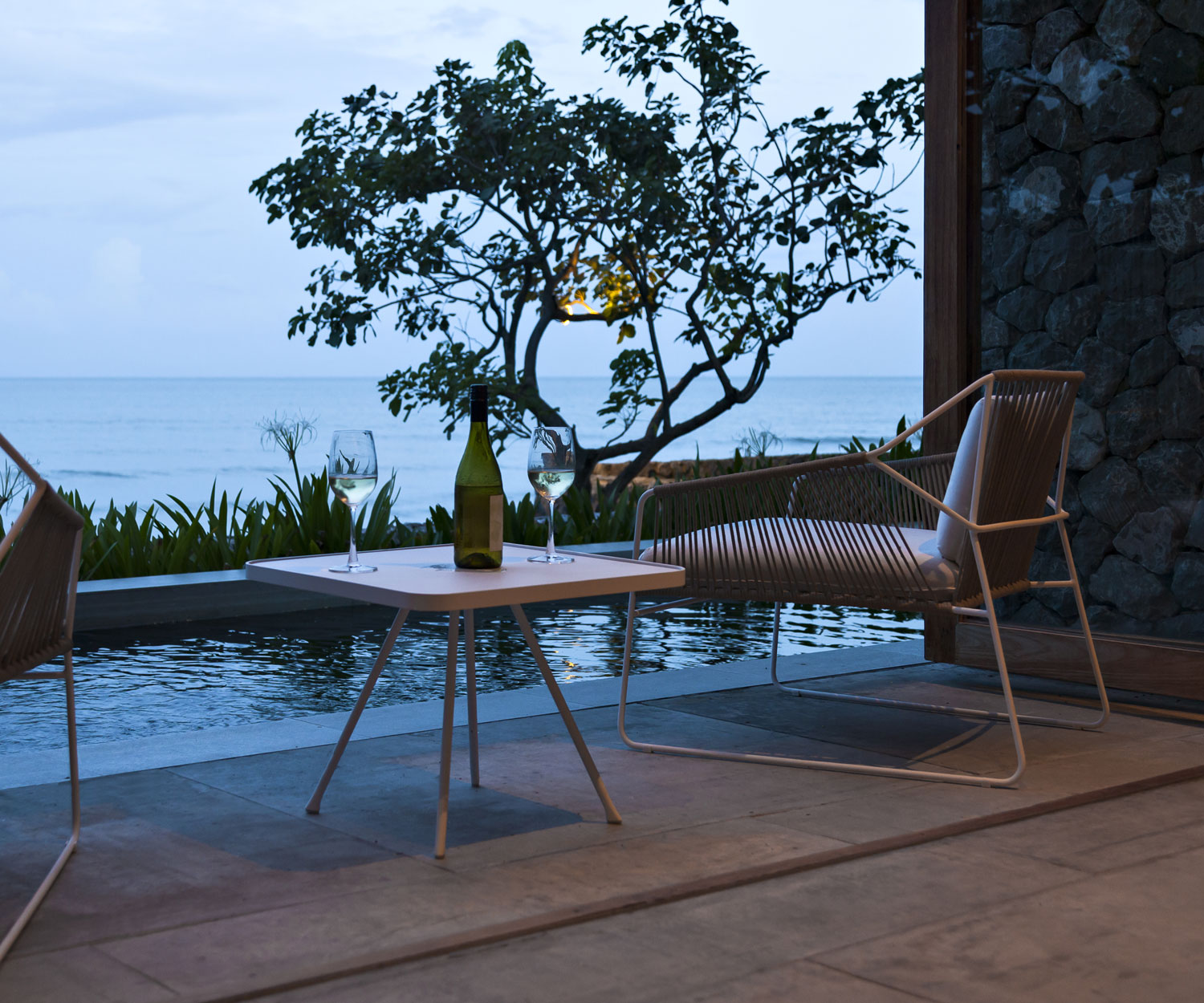 Oasiq Attol Aluminium Beistelltisch weiß 55x55x42cm Oasiq Attol Aluminium Beistelltisch weiß 55x55x42cm