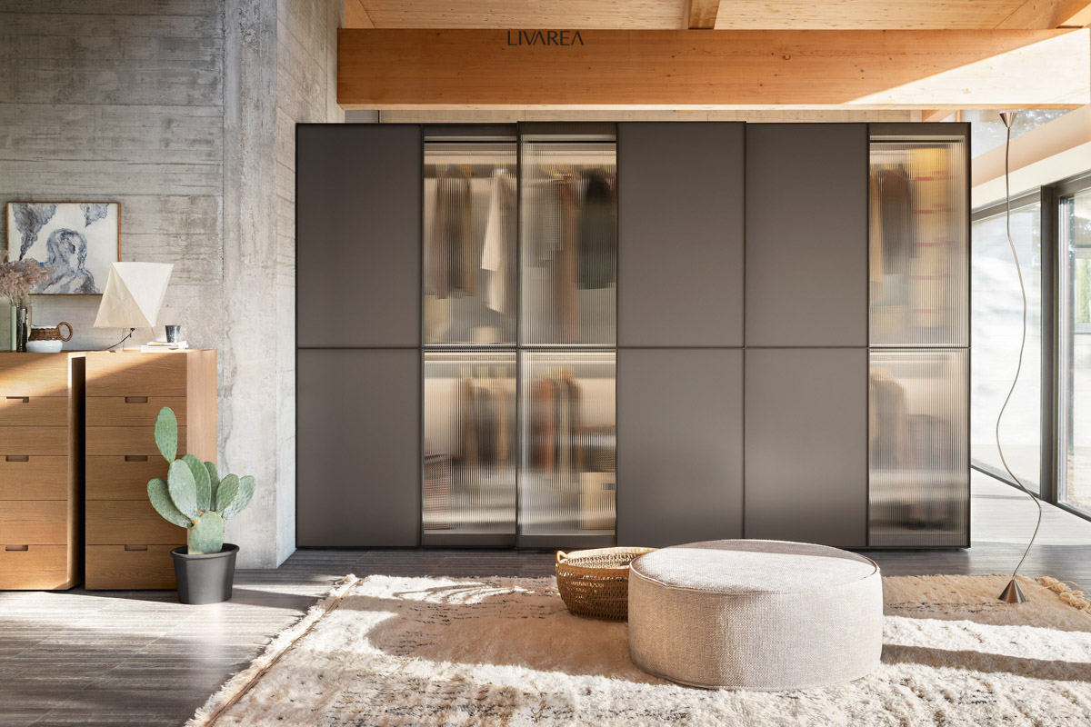 Wing door wardrobe in bedroom with combination of opaque lacquered and glass doors Wing door wardrobe in bedroom with combination of opaque lacquered and glass doors
