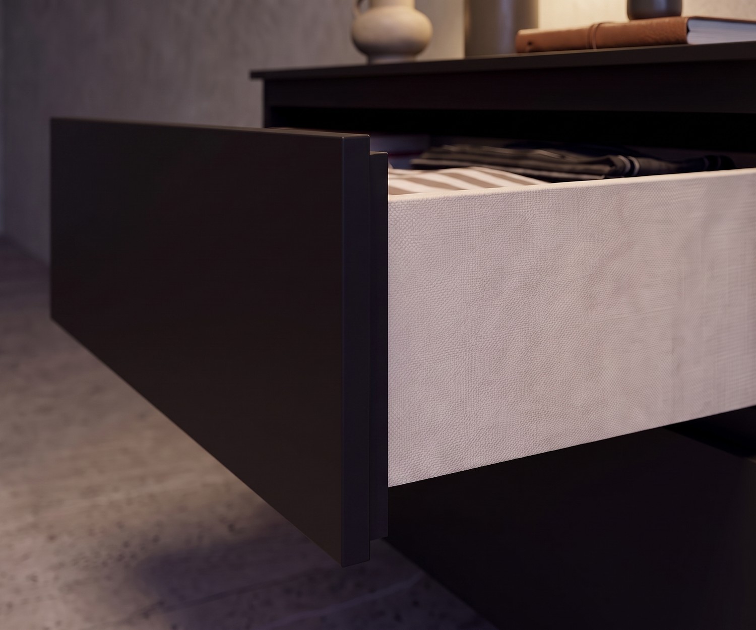 Novamobili Hängekommode Easy geöffnet im Schlafzimmer, schwarze Schublade mit beigem Textildekor innen im modernen Stil.