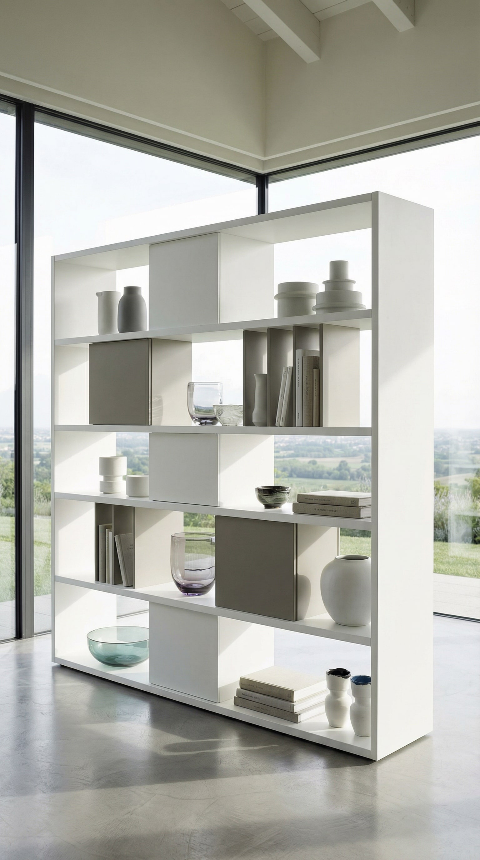 &Eacute;tag&egrave;re autoportante comme s&eacute;parateur de pi&egrave;ce avec d&eacute;coration asym&eacute;trique