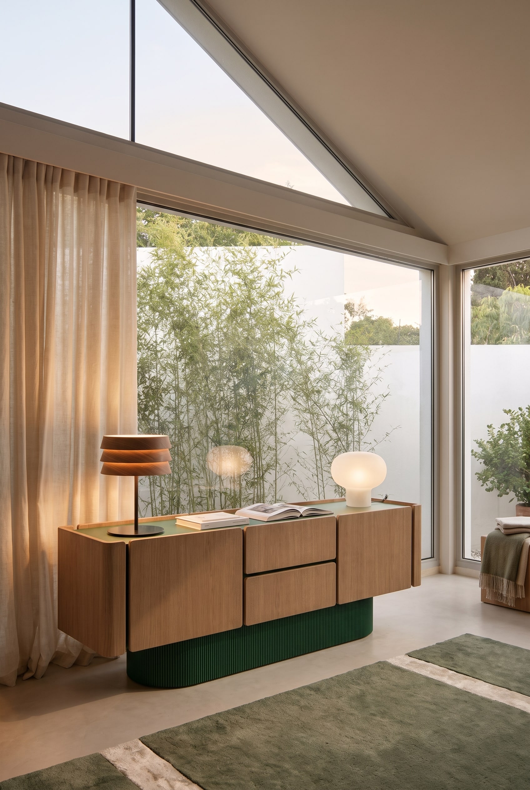 Houten dressoir met golvend, organisch front als sterk contrast in een hoekige zolderkamer