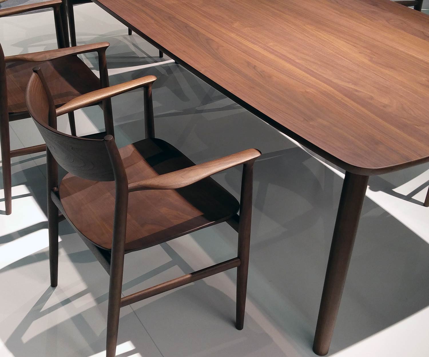 Conde House Kamuy Design Tisch & Stuhl in Nussbaum Massivholz bei Kanten und Beinen