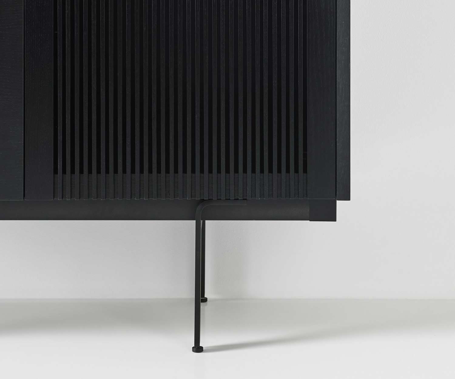 Design Highboard Detail Standfuß in Schwarz RAL9005 mit Massivholz Lamellen Design Highboard Detail Standfuß in Schwarz RAL9005 mit Massivholz Lamellen