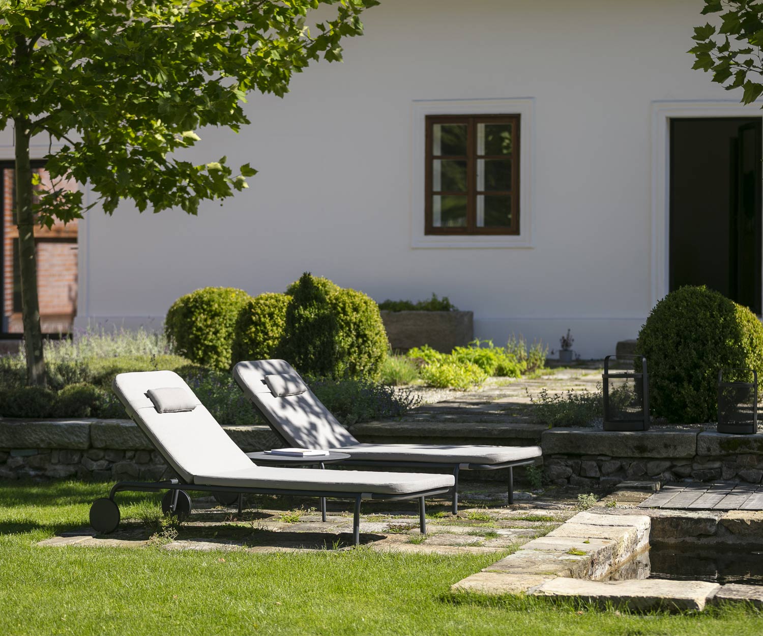 Zwei Todus Starling Designer Relaxliegen mit optionalem Kopfkissen im Garten