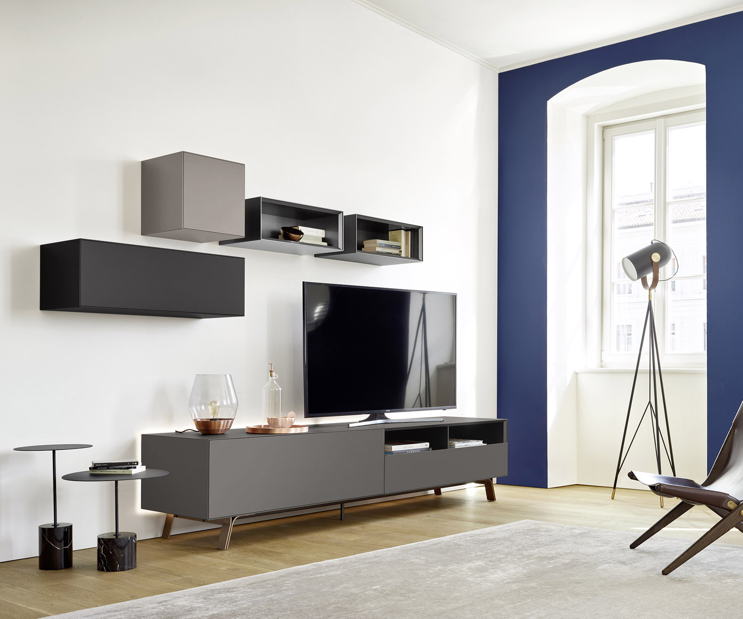 Moderner Livitalia Designer Hängeschrank im Wohnzimmer über Design Lowboard mit TV Gerät Wohnzimmer