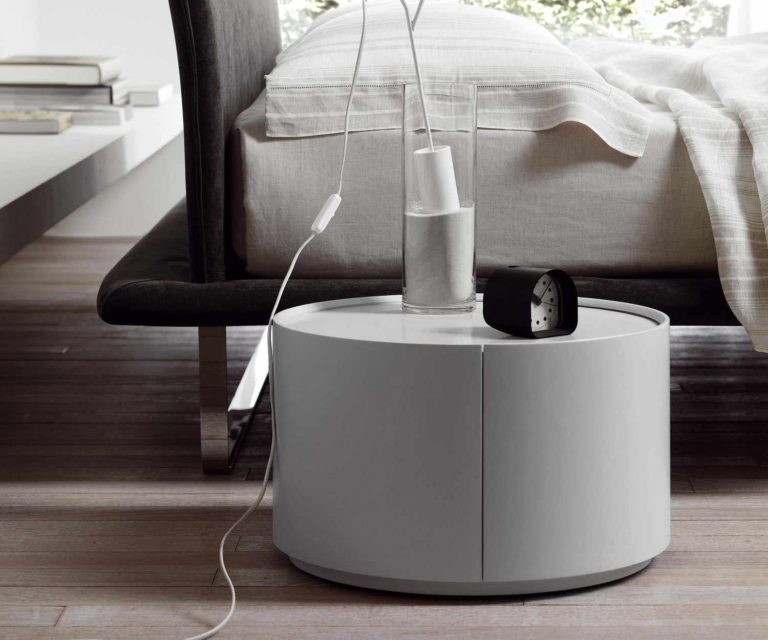 Moderner Novamobili Design Beistelltisch als Nachttisch im Schlafzimmer Moderner Novamobili Design Beistelltisch als Nachttisch im Schlafzimmer