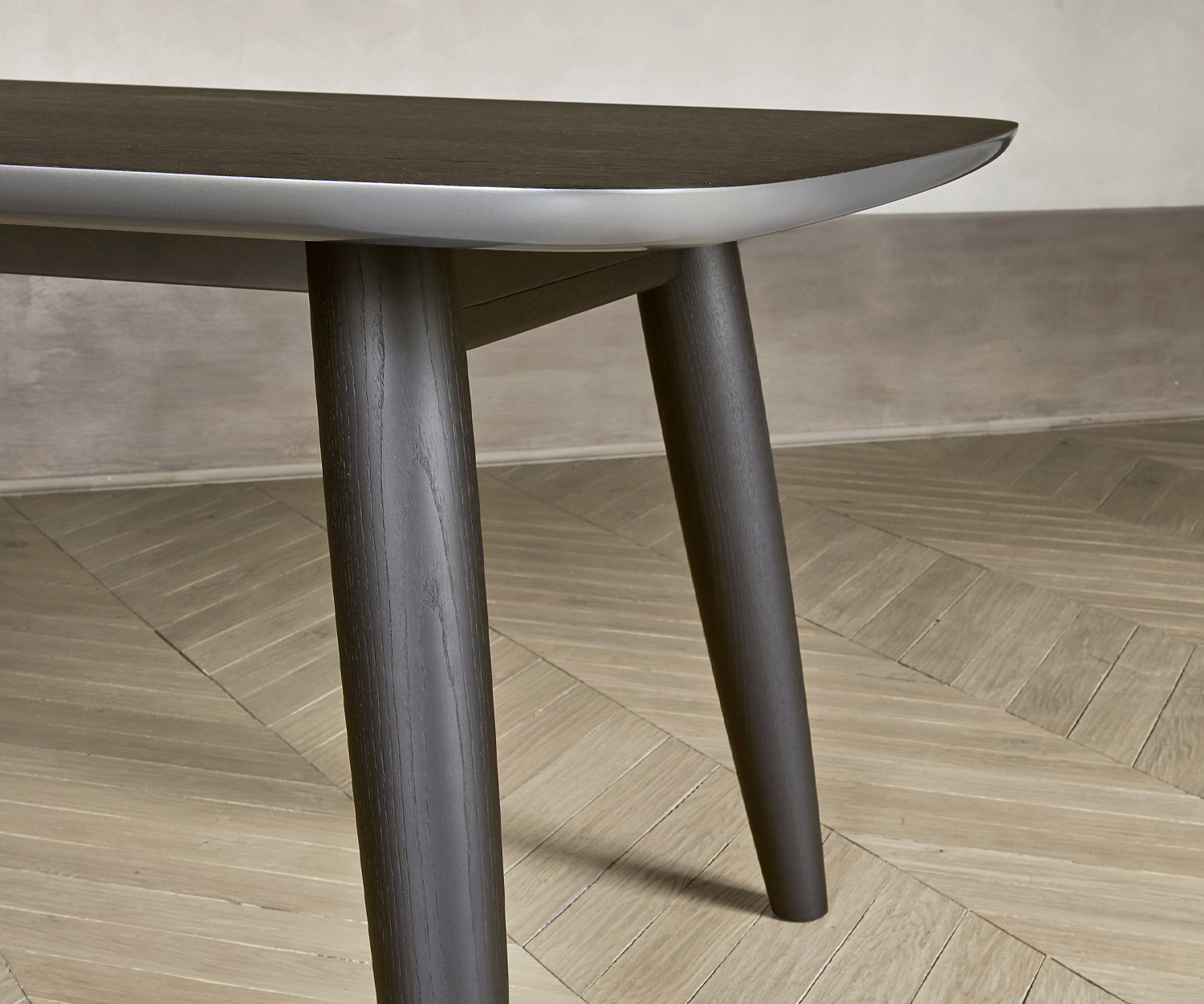 Hochwertiger Livitalia Design Tisch Convivio im Detail Eschenbeine massiv Kanten auf Gehrung