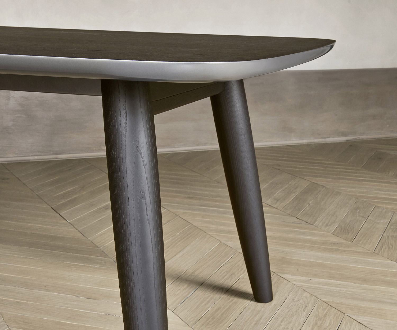 Hochwertiger Livitalia Design Tisch Convivio im Detail Eschenbeine massiv Kanten auf Gehrung Hochwertiger Livitalia Design Tisch Convivio im Detail Eschenbeine massiv Kanten auf Gehrung