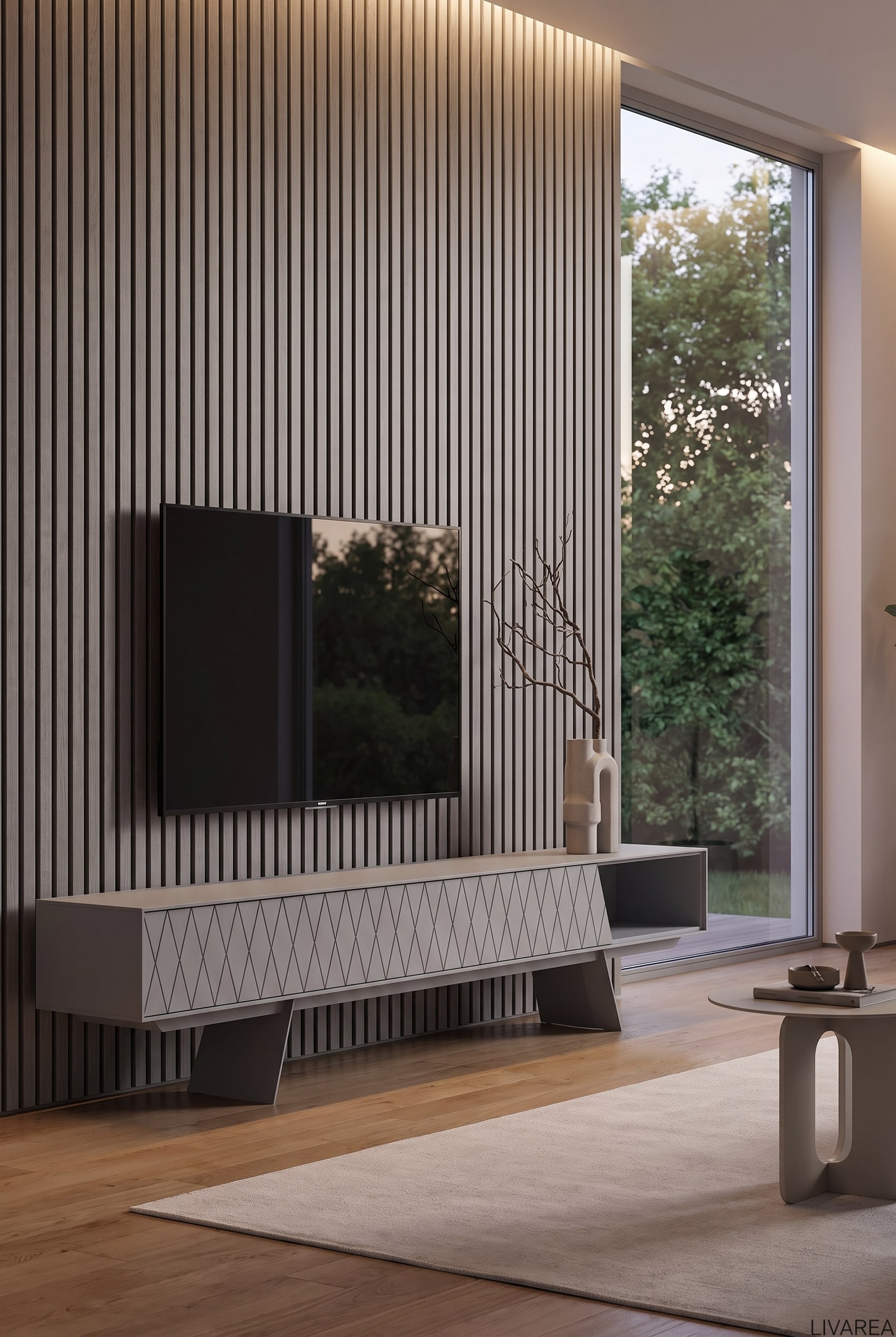 Moderne woonkamer met grote raampartij, waarvan de tv-wand een scherm asymmetrisch boven het al2 e-klipse 008 Lowboard heeft geplaatst, geflankeerd door een hoge plant.