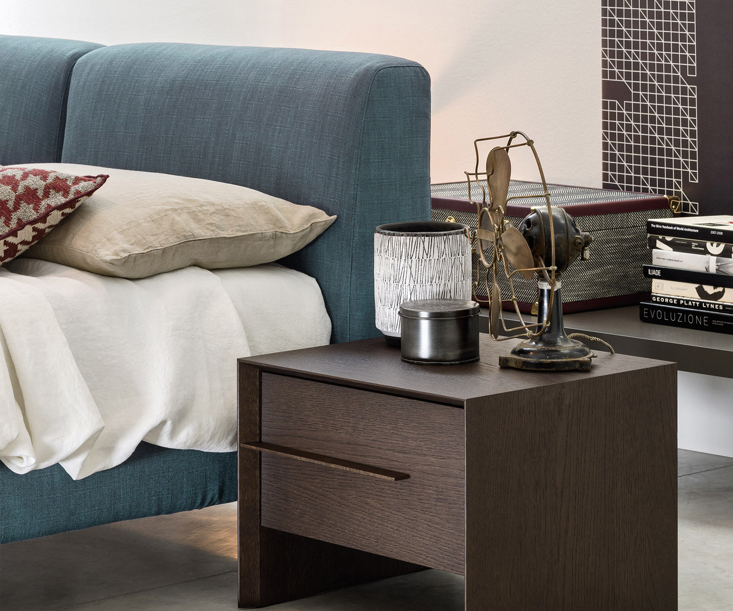 Margot Design Bett von Novamobili im Altbau Schlafzimmer grauer Stoffbezug
