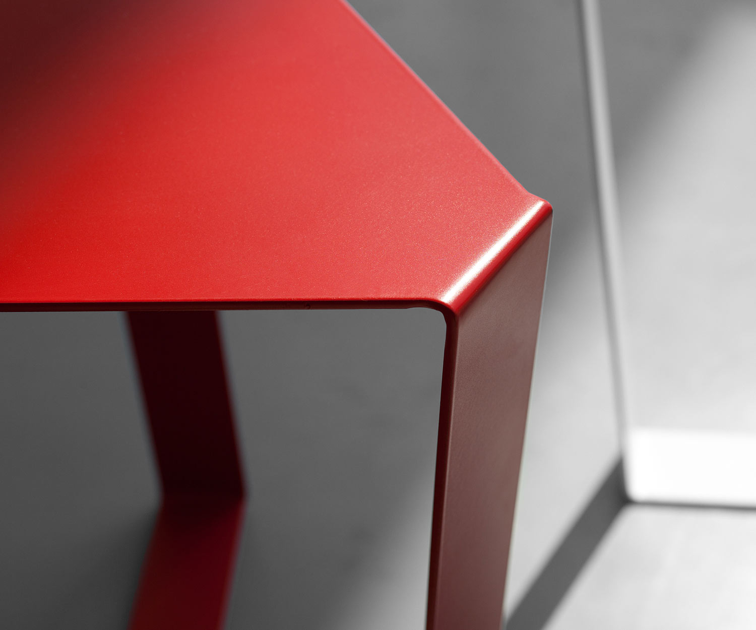 MEME DESIGN Finity Beistelltisch im Detail die Kante mit RAL Lackierung in Rot MEME DESIGN Finity Beistelltisch im Detail die Kante mit RAL Lackierung in Rot