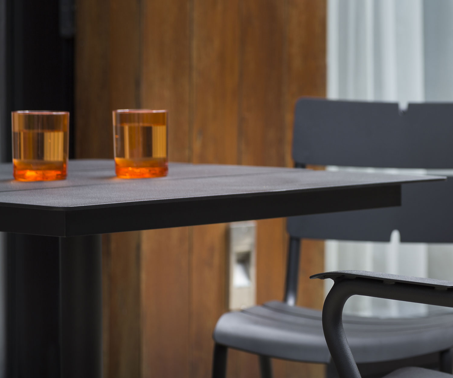 Oasiq Ceru Aluminium Esstisch B 70 cm anthrazit
