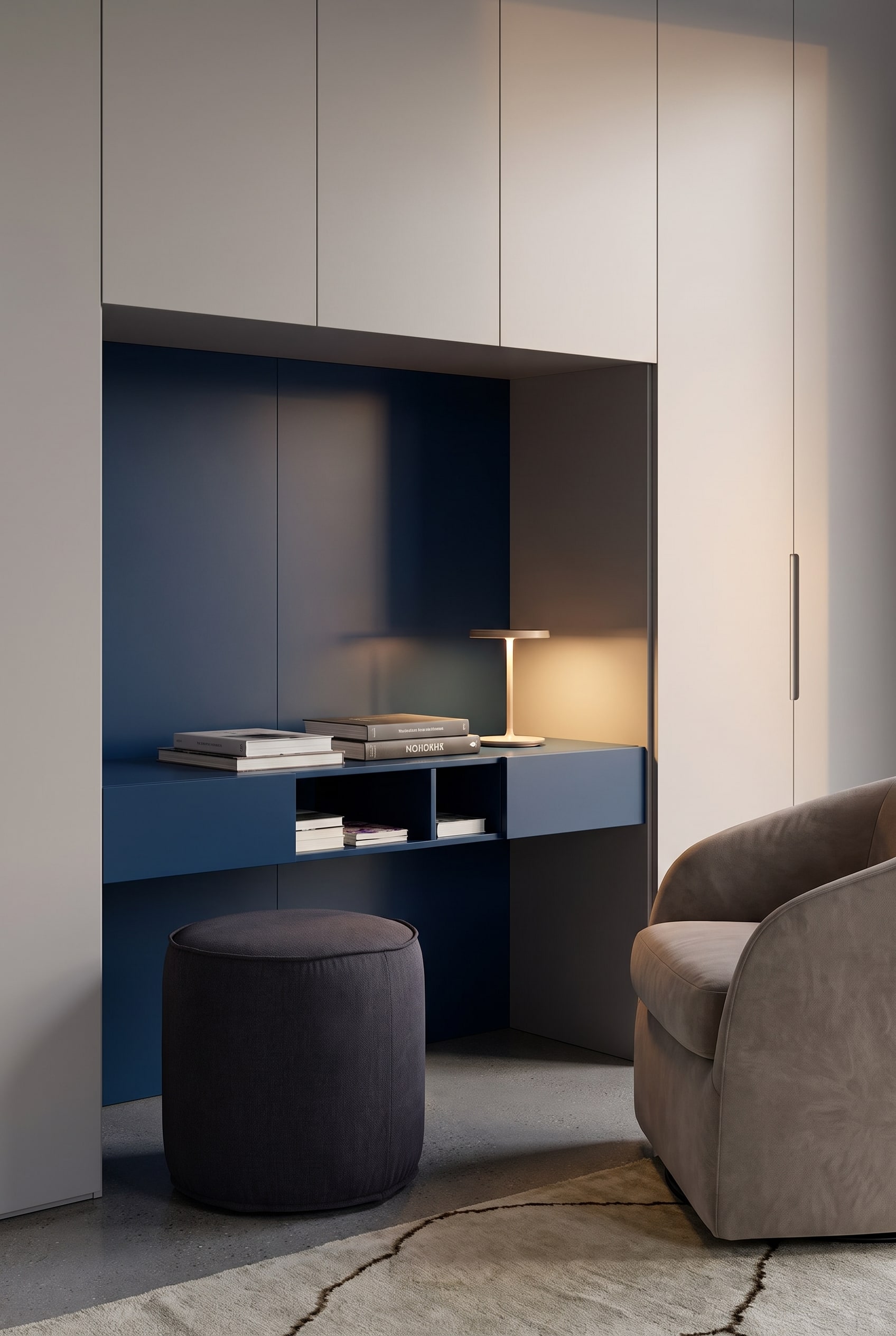 Een moderne, plafondhoge inbouwkast met een elegant geïntegreerde bureau-nis en onzichtbare LED-verlichting.