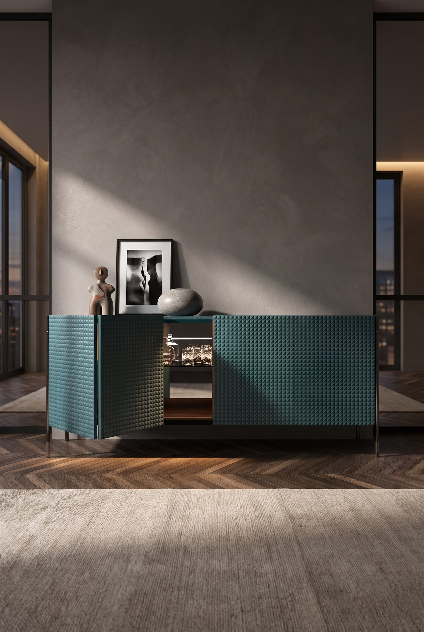 Sideboard mit tiefblauer, dreidimensionaler Pyramiden-Struktur, links eine kuratierte Gruppe aus einer Keramikfigur, einem Schwarz-Weiß-Foto im schwarzen Rahmen und einem markanten Stein