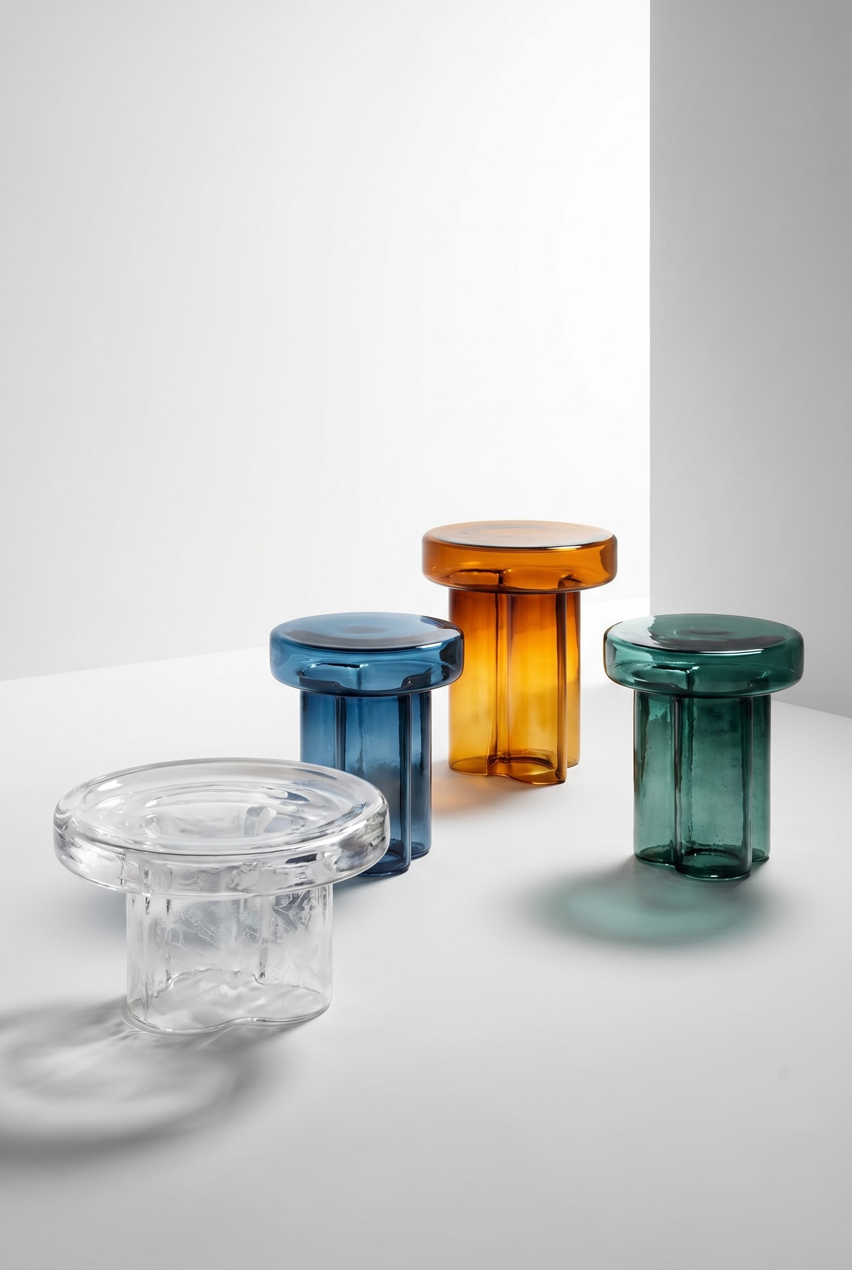 Farbvarianten des Miniforms Couchtisch Soda in Iced, Blau, Bernstein und Petrol Gr&uuml;n