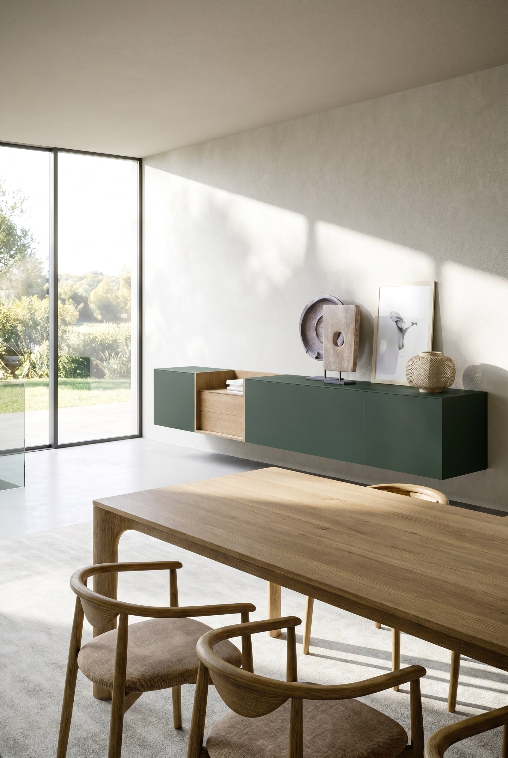Sala da pranzo minimalista con grande tavolo in legno e madia a parete Novamobili Box 18 laccata verde scuro