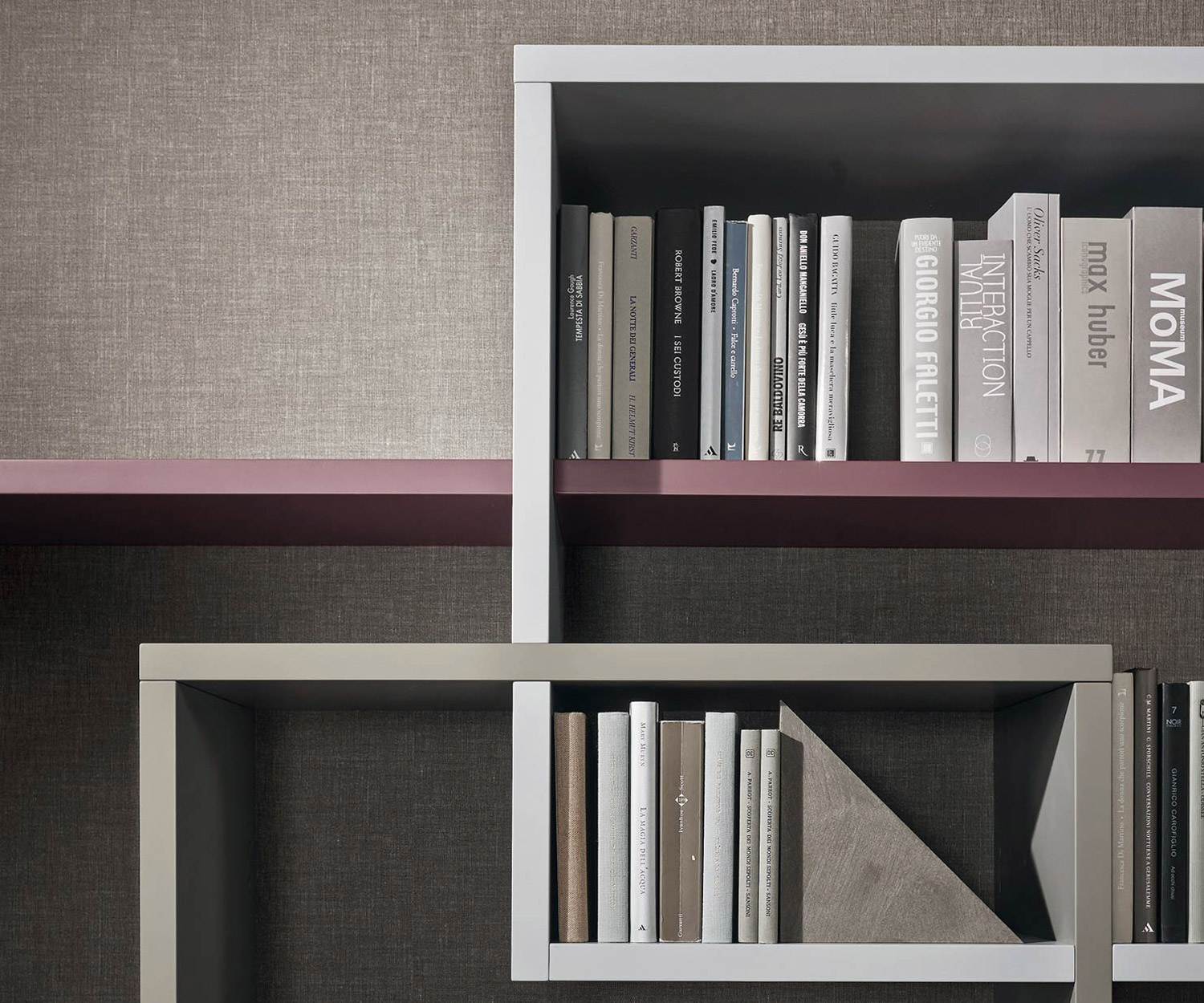 Modernes Livitalia Design Bücherregal im Detail mit Fächern für Bücher