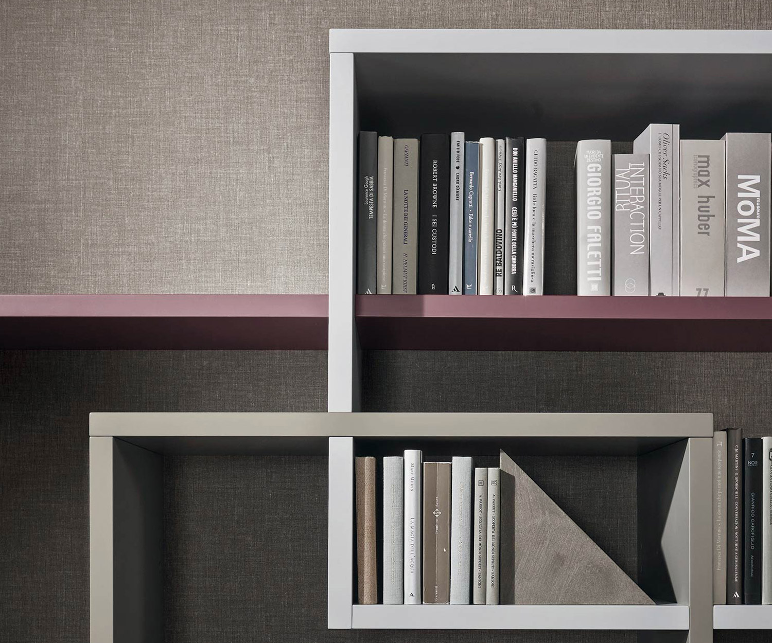 Modernes Livitalia Design Bücherregal im Detail mit Fächern für Bücher Modernes Livitalia Design Bücherregal im Detail mit Fächern für Bücher