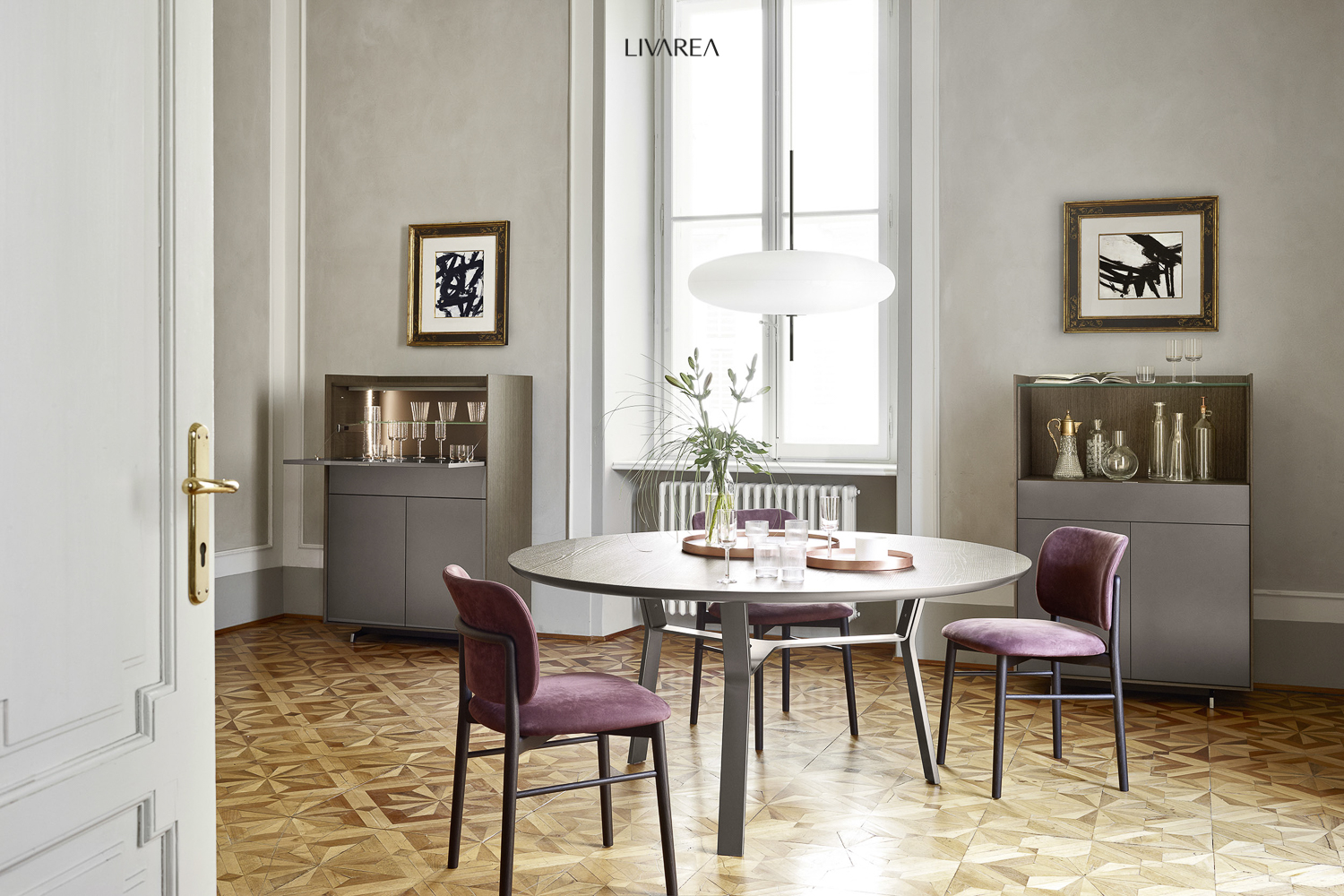 Exklusives Esszimmer mit Esstisch und gepolsterten Stuehlen modern exklusiv Exklusives Esszimmer mit Esstisch und gepolsterten Stuehlen modern exklusiv