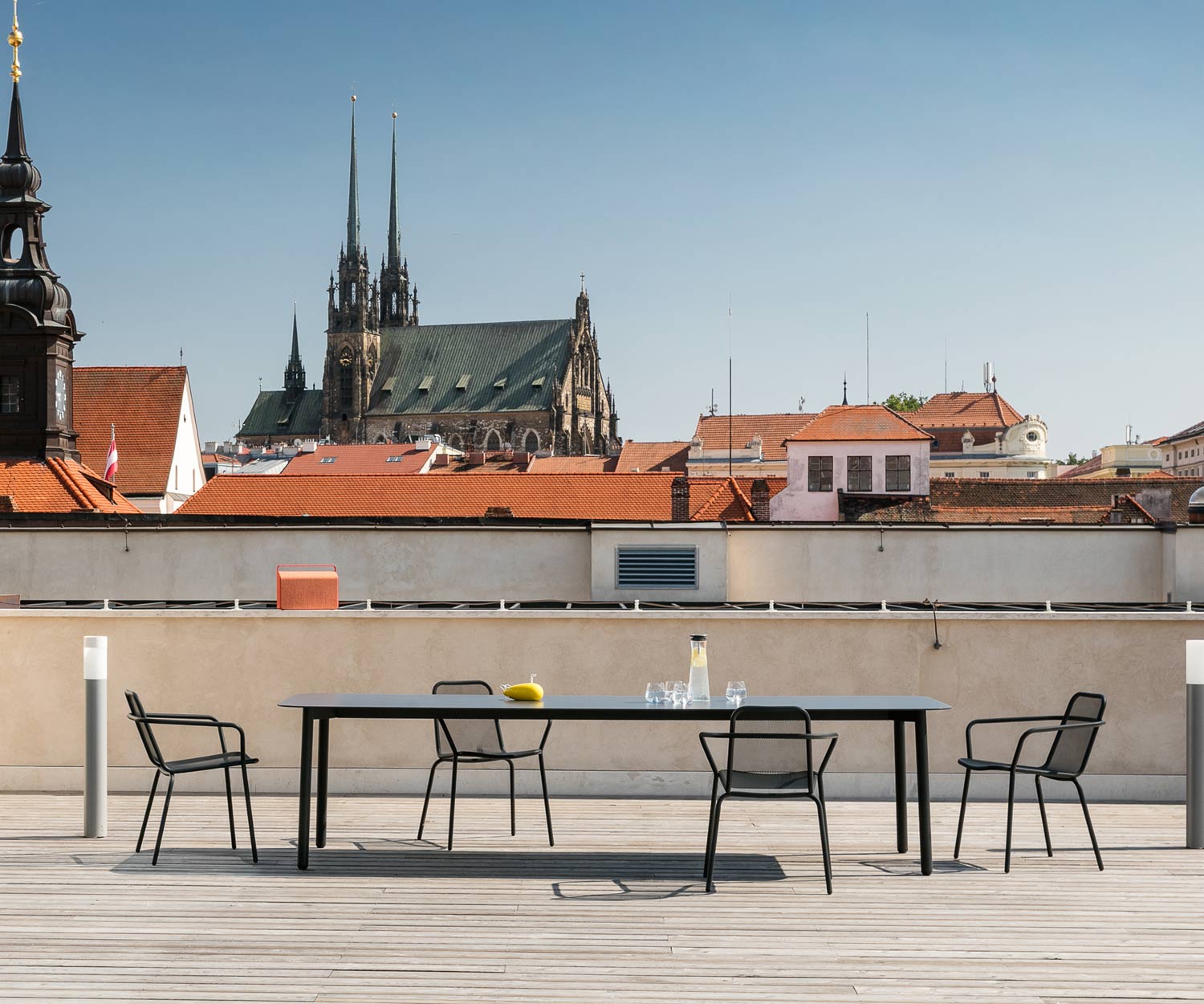 Hochwertiger Todus Starling Design Armlehnenstuhl auf der Terrasse