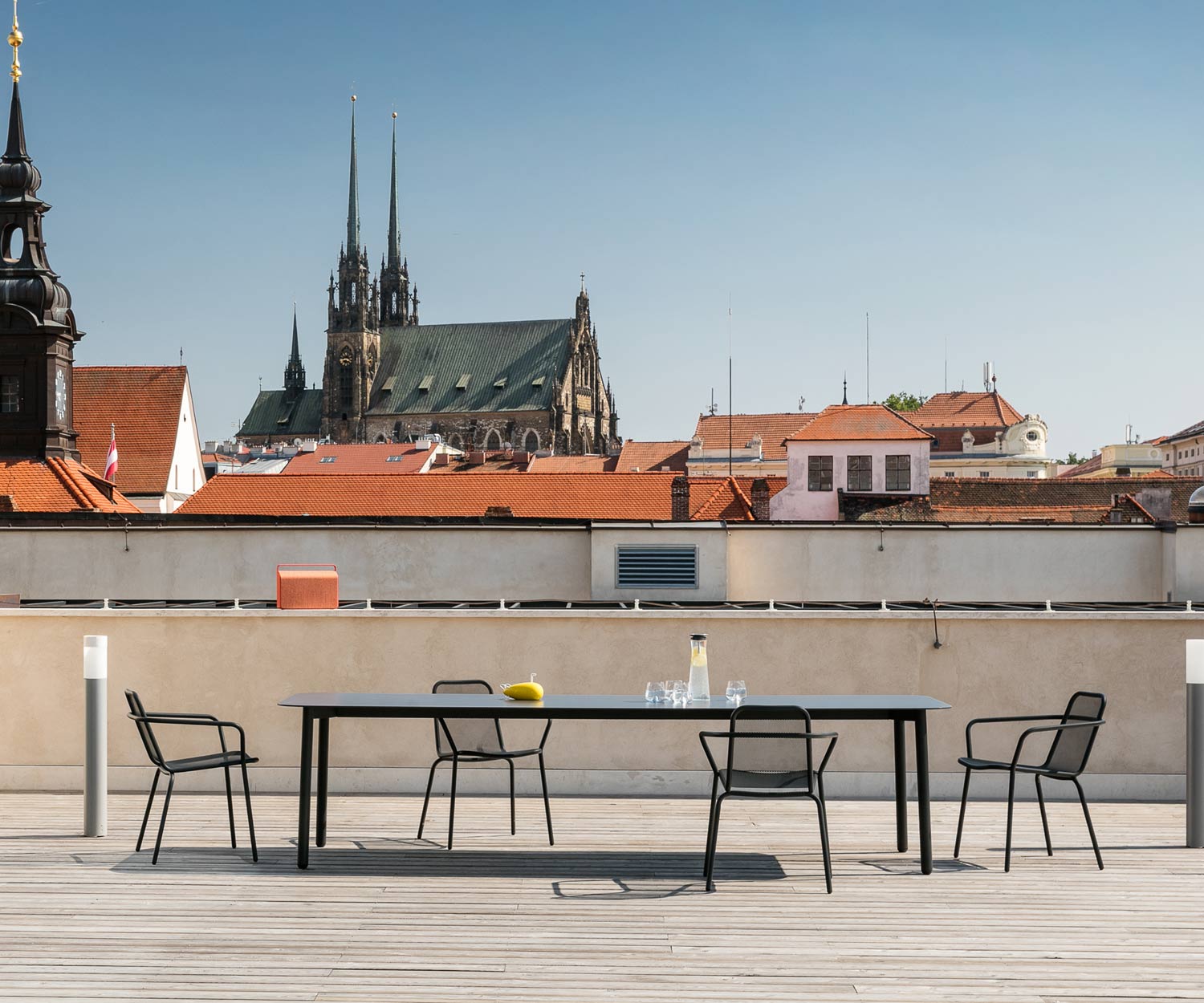 Hochwertiger Todus Starling Design Armlehnenstuhl auf der Terrasse Hochwertiger Todus Starling Design Armlehnenstuhl auf der Terrasse