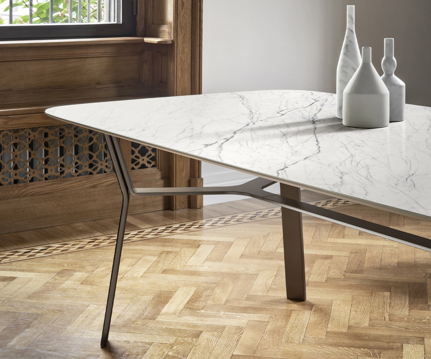 Livitalia Iron Design dining table in detail the ceramic table top with a white marble look Livitalia Iron Design dining table in detail the ceramic table top with a white marble look