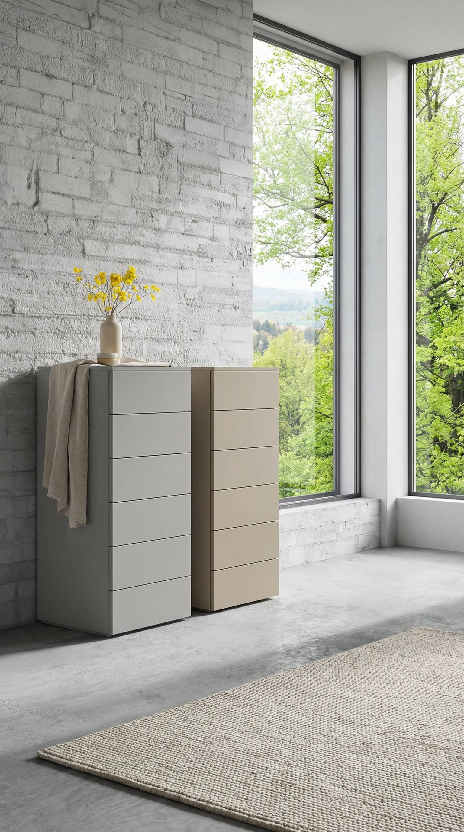 Zwei Hochkommoden in gedeckten T&ouml;nen vor einer strukturierten Wand