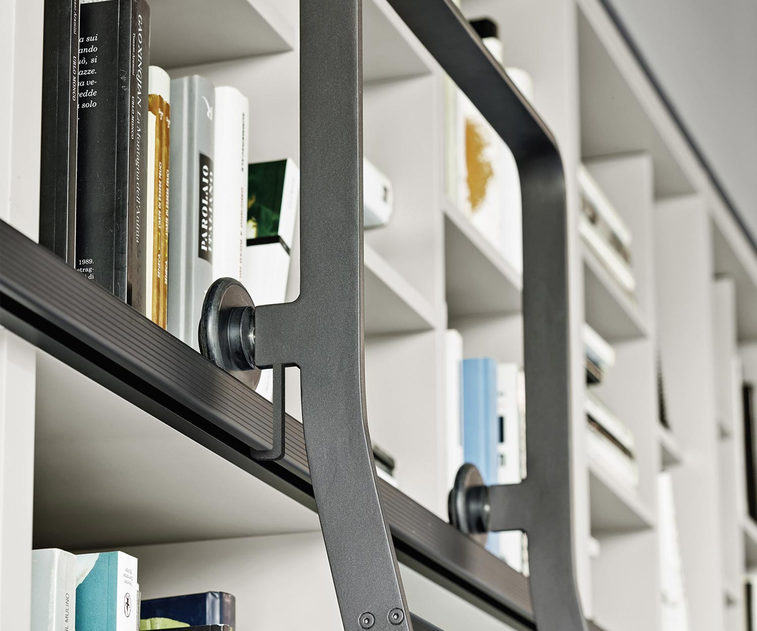 Exklusives Livitalia Design Bücherregal mit Leiter C60