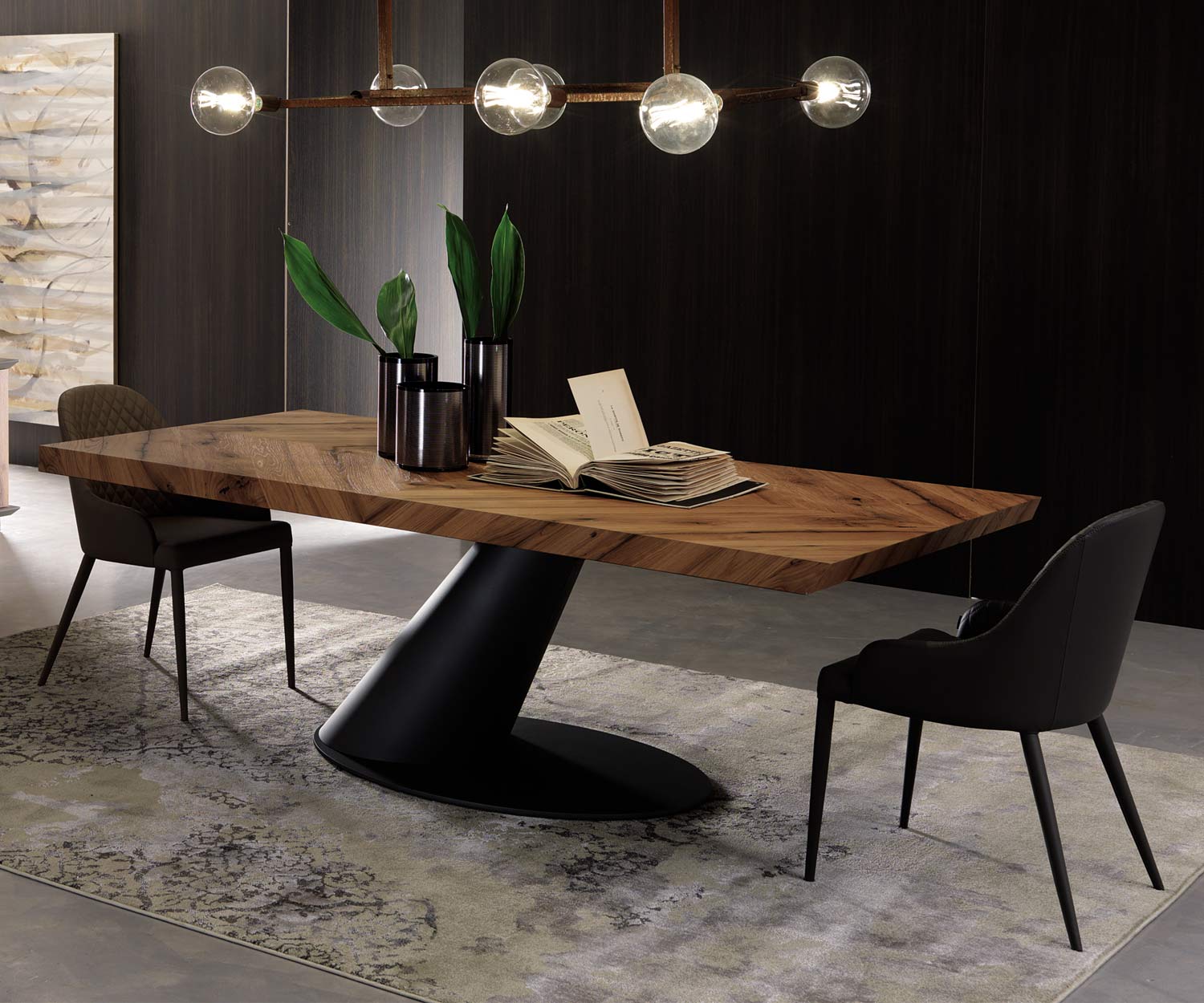 Moderner Ozzio Design Stuhl Betta Leder Schwarz im Esszimmer am Tisch platziert