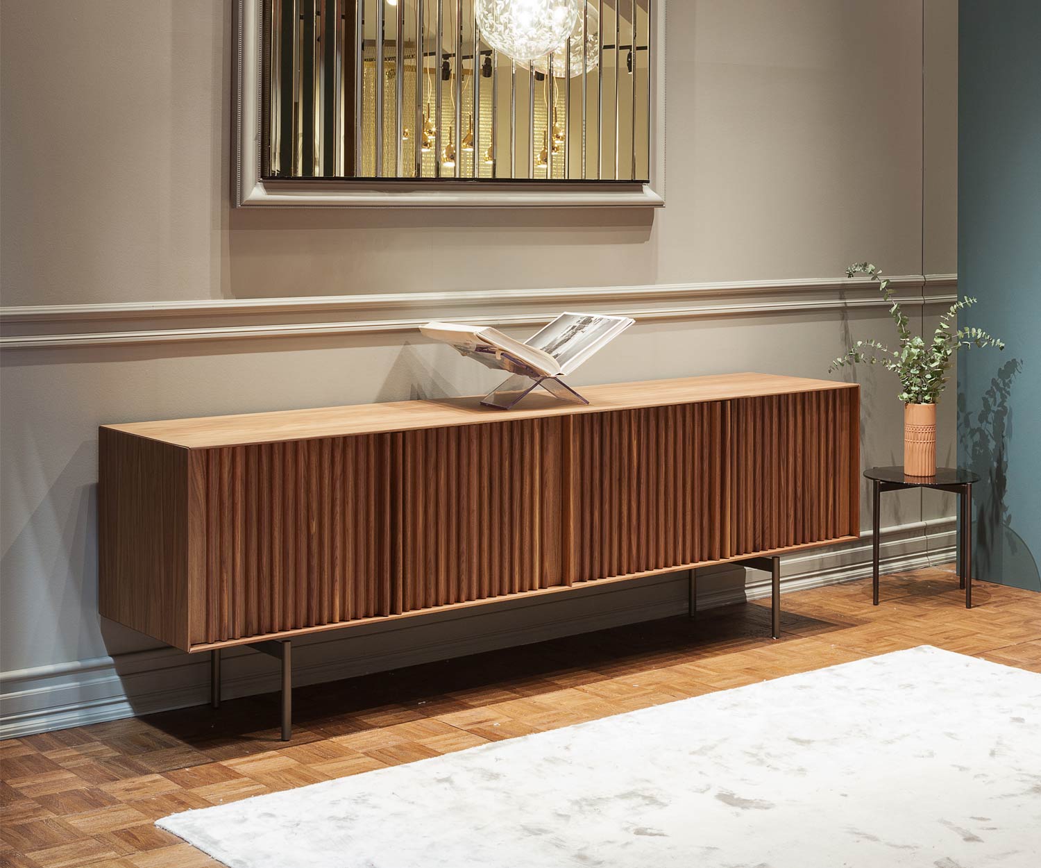 Exklusives Wohnzimmer Design Sideboard auf Füßen in Walnuss mit Lamellentüren Exklusives Wohnzimmer Design Sideboard auf Füßen in Walnuss mit Lamellentüren