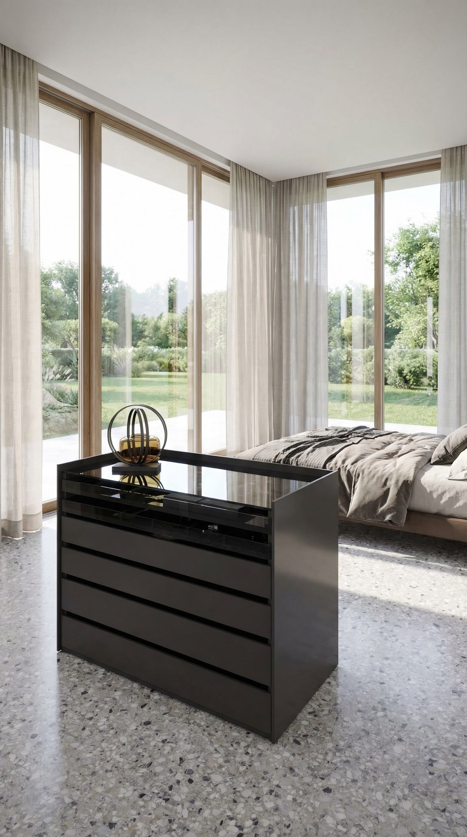 Un élégant îlot de commode au centre d'une grande chambre avec des plateaux en verre et des tiroirs. Un élégant îlot de commode au centre d'une grande chambre avec des plateaux en verre et des tiroirs.