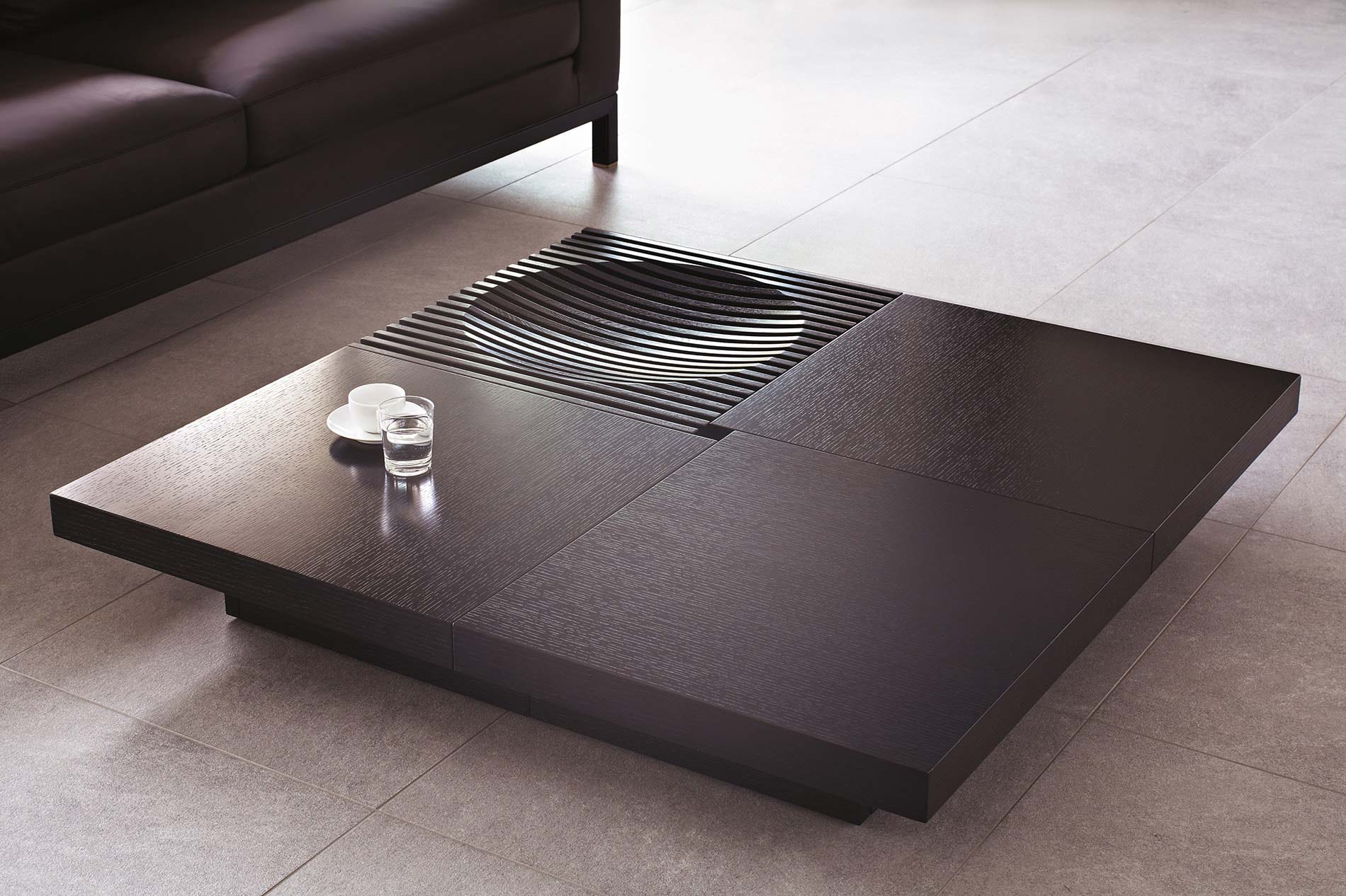 Eleganter Couchtisch mit Stauraum Eleganter Couchtisch mit Stauraum