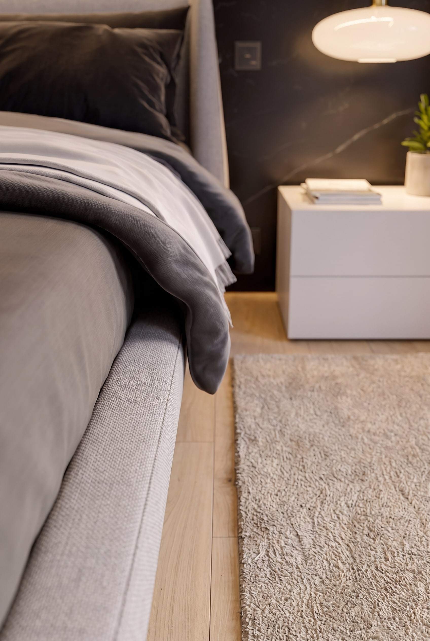 Detail van een vijf centimeter brede schaduwvoeg van licht eikenhout tussen een elegant gestoffeerd bed en zachte tapijtloper.