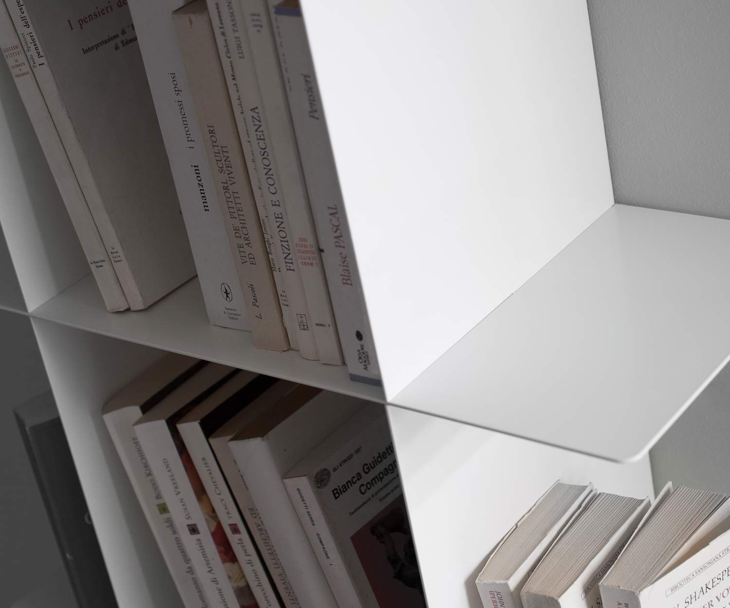 Modernes Innesto Bücherregal für die Wand aus Metall in Weiß Matt Modernes Innesto Bücherregal für die Wand aus Metall in Weiß Matt