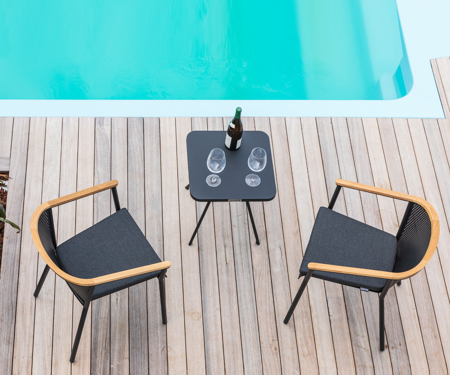 Moderner Oasiq Attol Aluminium Designer Beistelltisch am Pool mit Sesseln Moderner Oasiq Attol Aluminium Designer Beistelltisch am Pool mit Sesseln